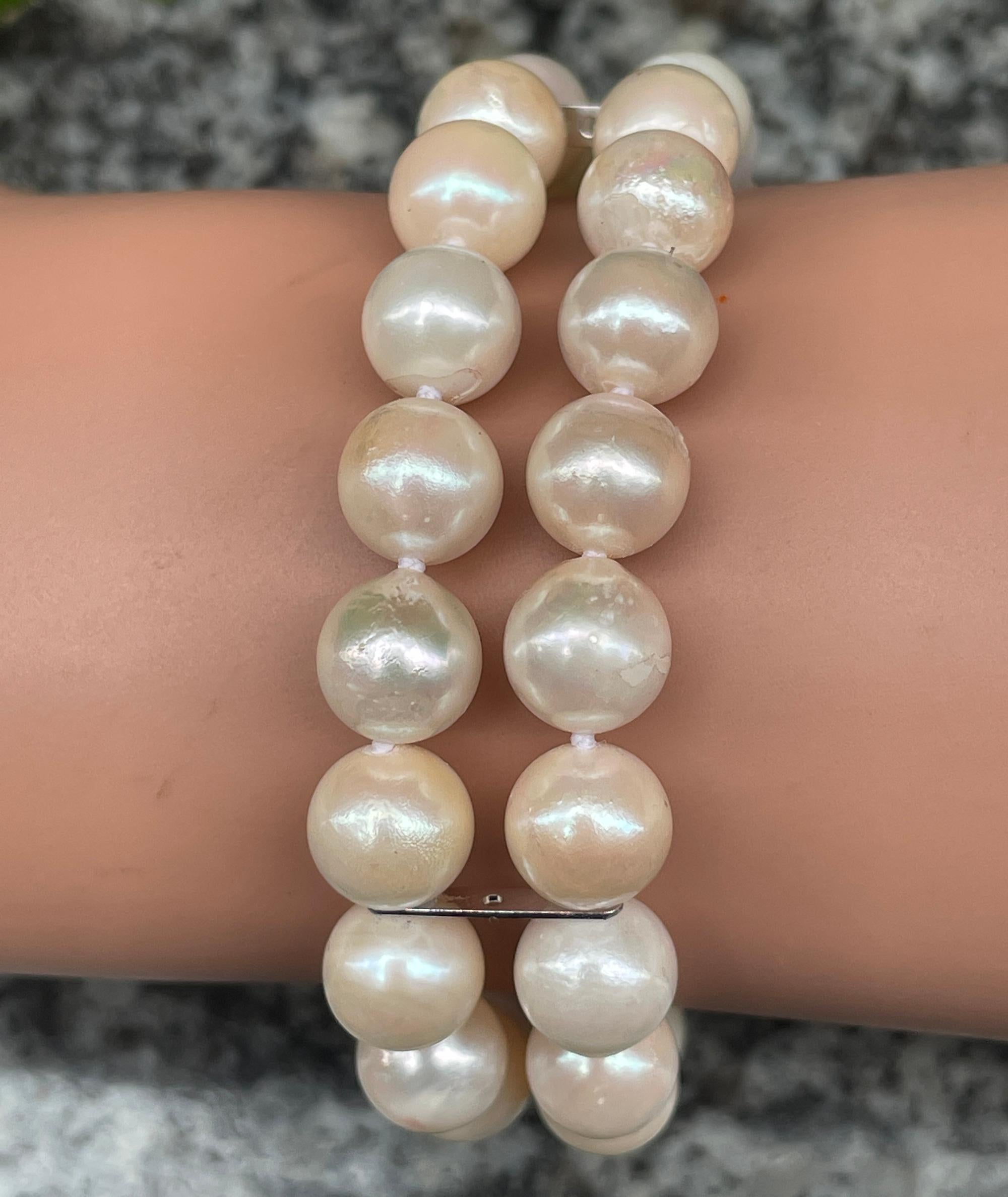 Bracelet à double rang de perles de culture japonaise 14 carats WG en vente 1