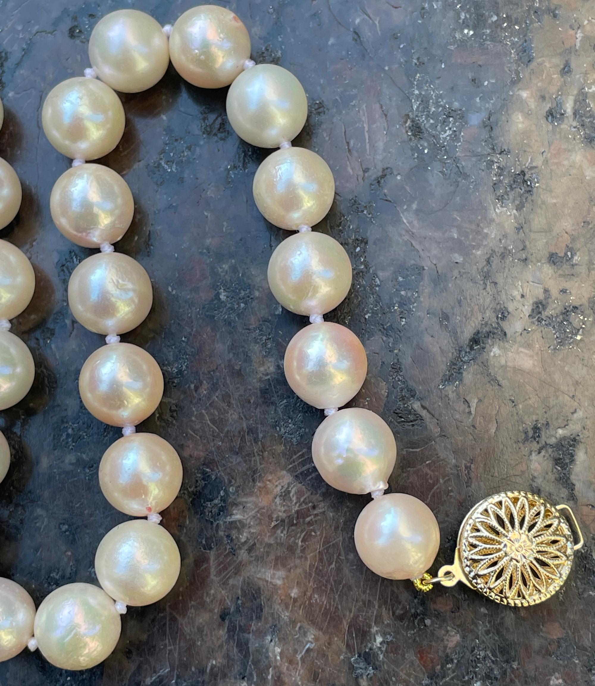 Collier de culture vintage en or 14 carats avec perles blanches japonaises de 9,5 mm en vente 1