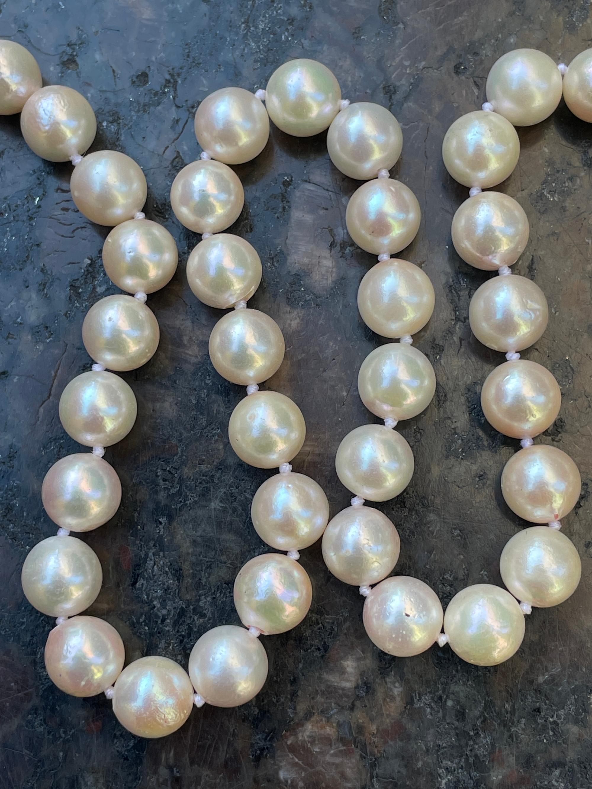 Collier de culture vintage en or 14 carats avec perles blanches japonaises de 9,5 mm en vente 2