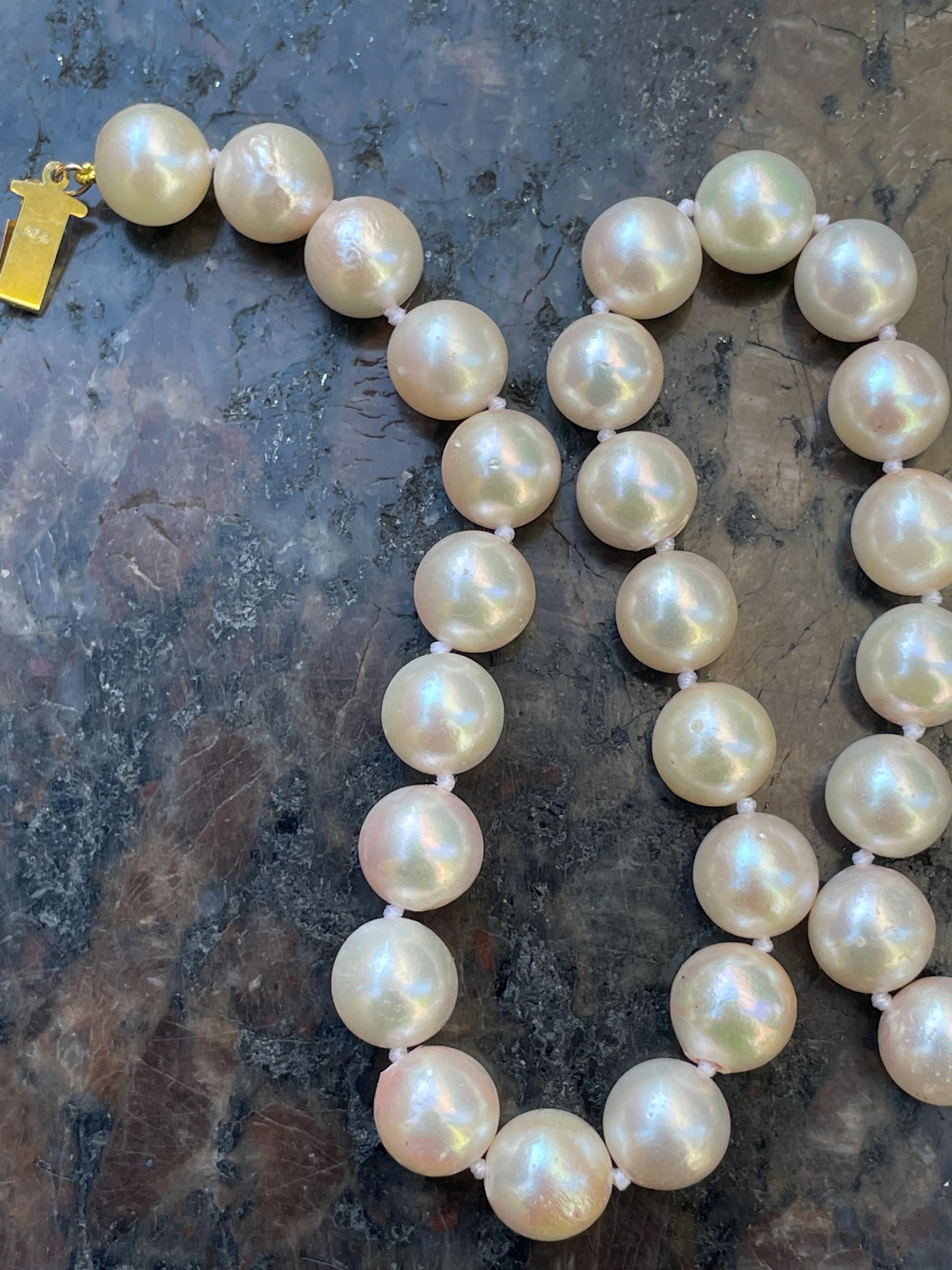Collier de culture vintage en or 14 carats avec perles blanches japonaises de 9,5 mm en vente 3