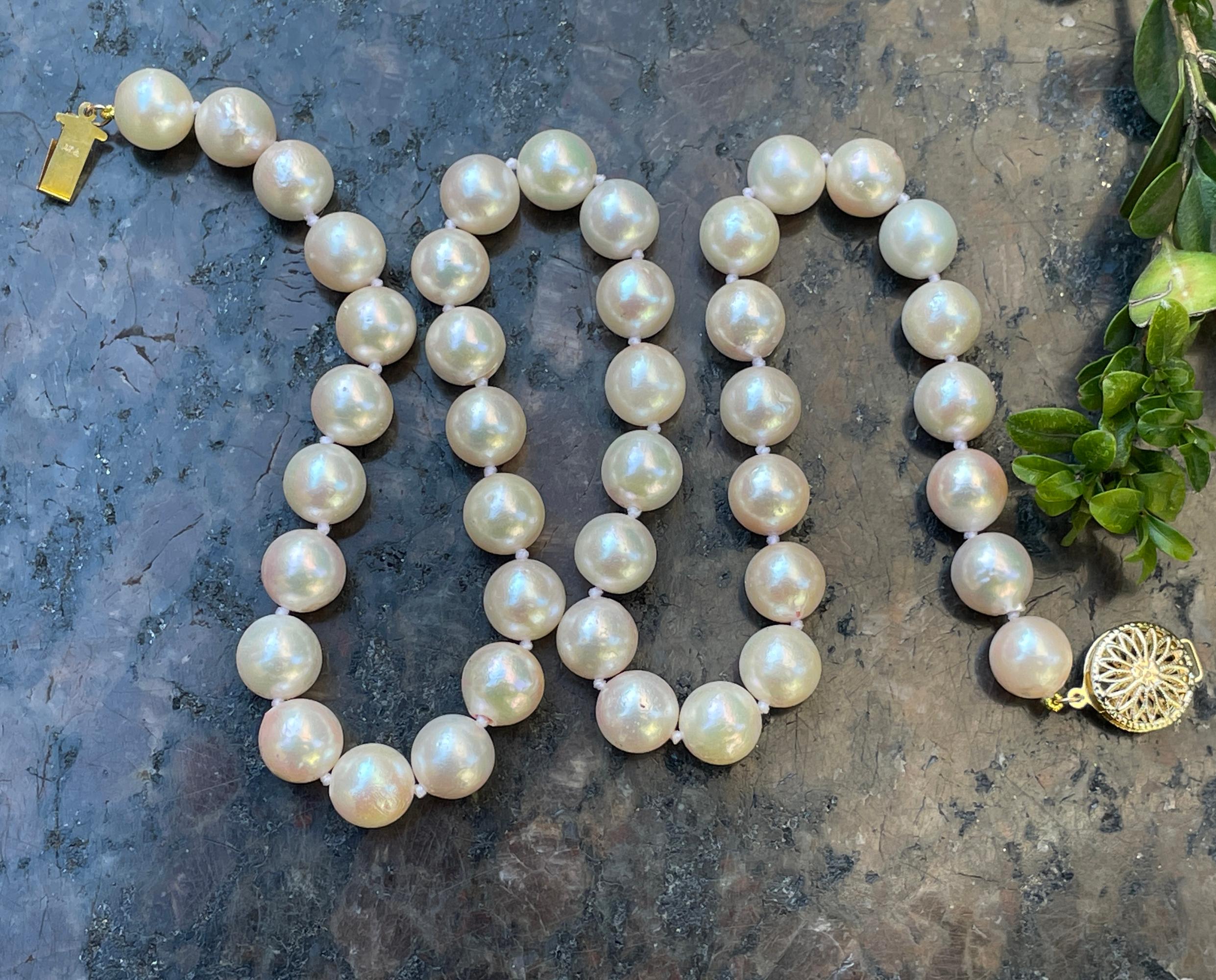Collier de culture vintage en or 14 carats avec perles blanches japonaises de 9,5 mm en vente 4
