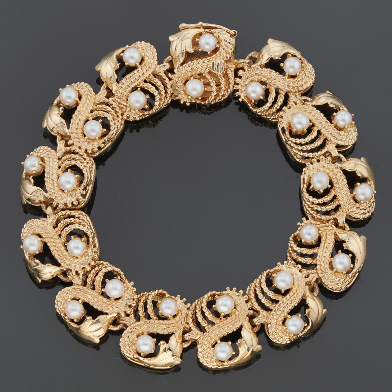 Cet élégant bracelet vintage est composé de deux rangs de maillons en or jaune texturé 14k et serti de perles de culture. Fabriqué aux États-Unis vers les années 1970. Dimensions : 0,59