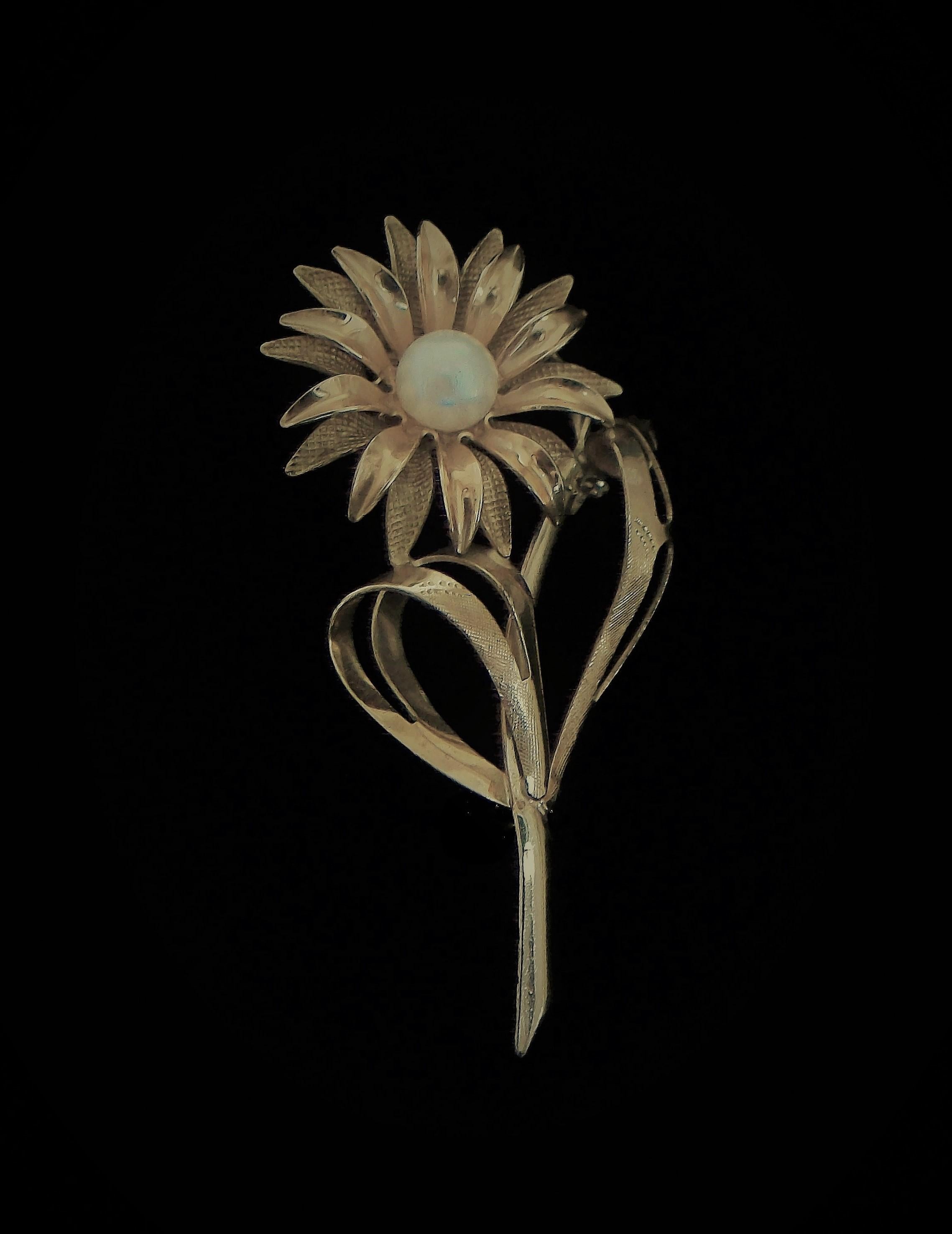 Fine vintage cultured pearl and 750 / 18K yellow gold flower brooch - hand made - featuring a central creamy white round pearl (approx. 7 mm. in diameter) - the surrounding gold flower petals and leaves with various hand hammered details and high