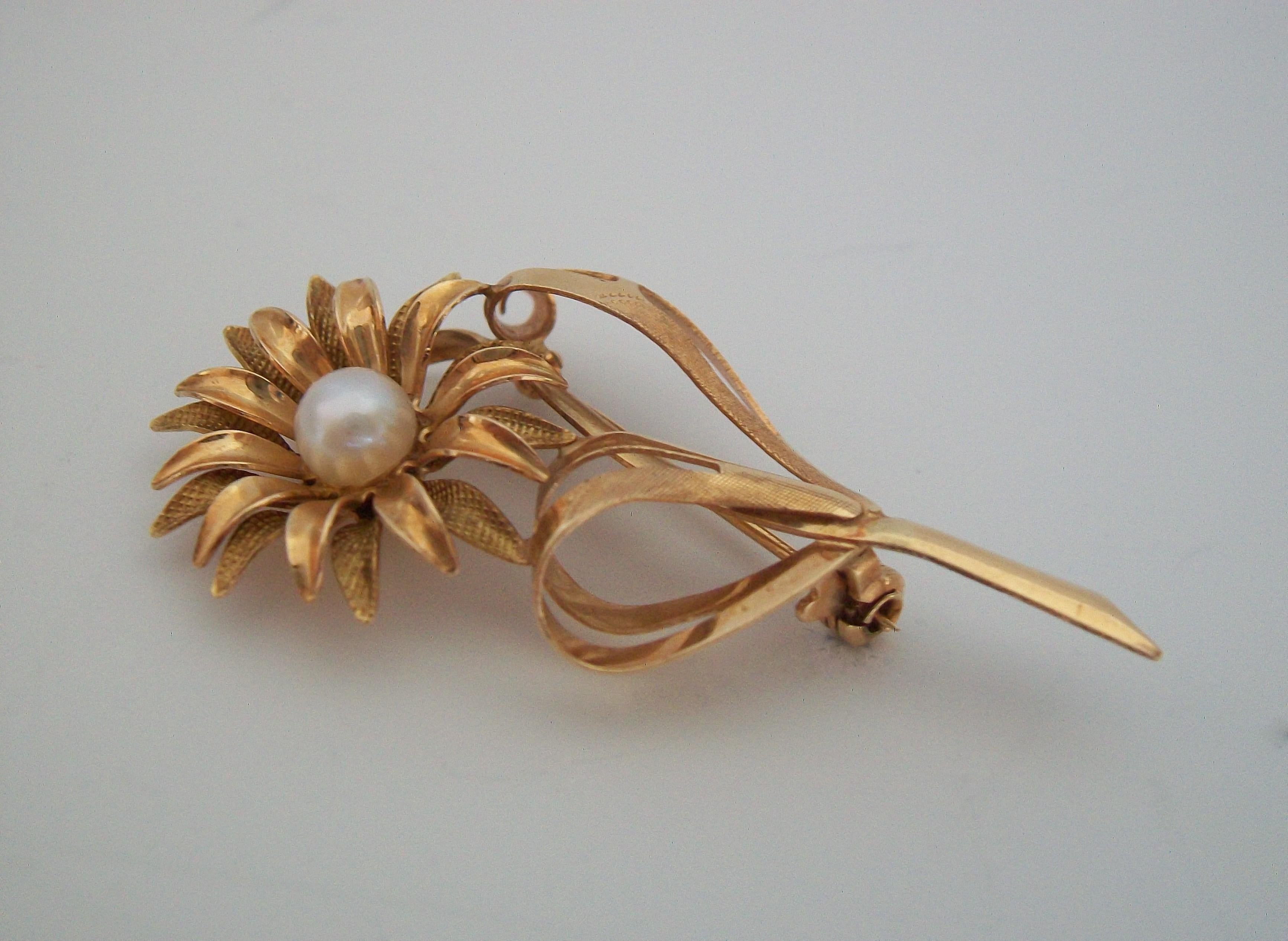 Modernist Vintage Cultured Pearl & 750/18K Gold Flower Brooch, E.U., Circa 1980's For Sale