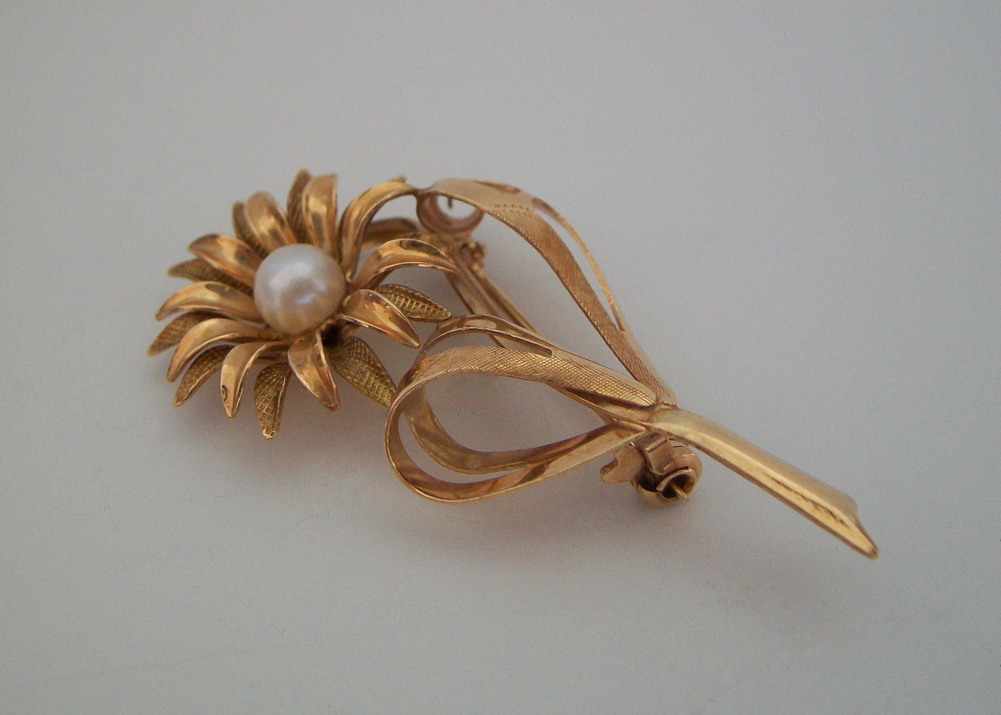 Round Cut Vintage Cultured Pearl & 750/18K Gold Flower Brooch, E.U., Circa 1980's For Sale