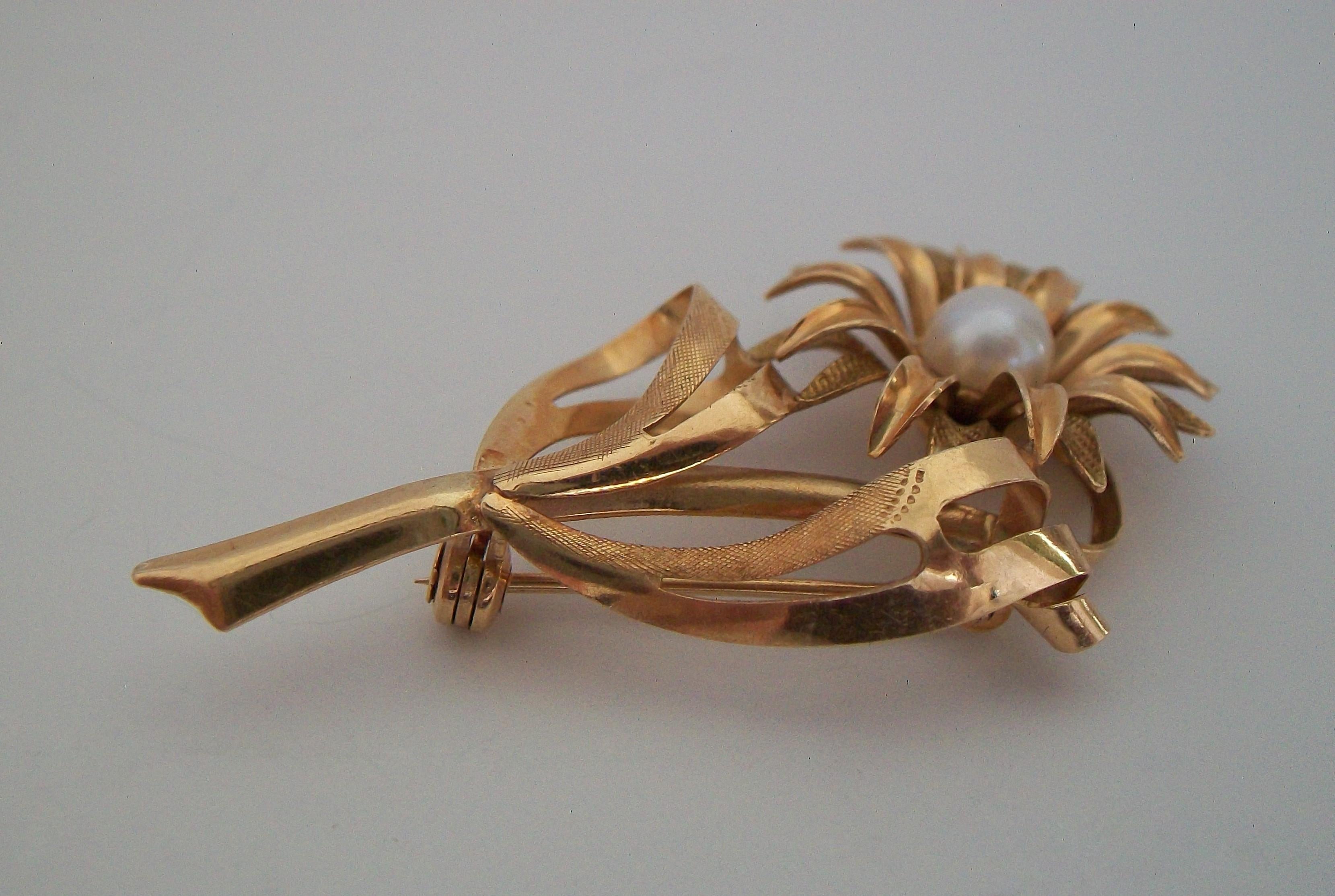 Vintage Cultured Pearl & 750/18K Gold Flower Brooch, E.U., Circa 1980's In Good Condition For Sale In Chatham, CA