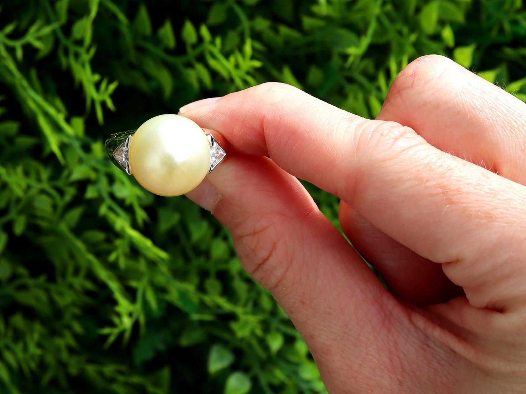 Une superbe bague de cocktail en or jaune 18 carats et platine, ornée d'une perle de culture française et d'un diamant de 0,62 carat. Cette bague fait partie de nos diverses collections de bijoux en perles anciennes. 

Cette magnifique bague en