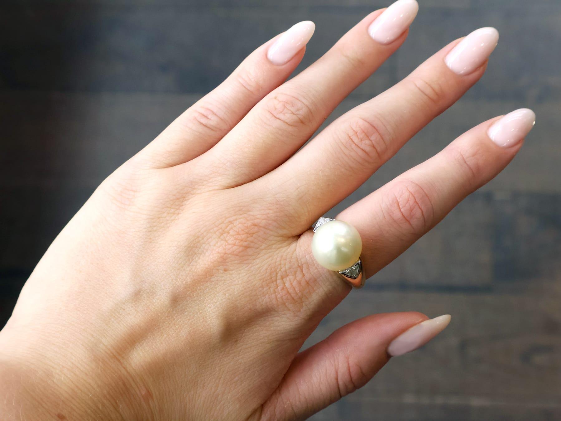 Taille trillion Bague cocktail vintage en or jaune 18 carats, perle de culture et diamant de 0,62 carat en vente