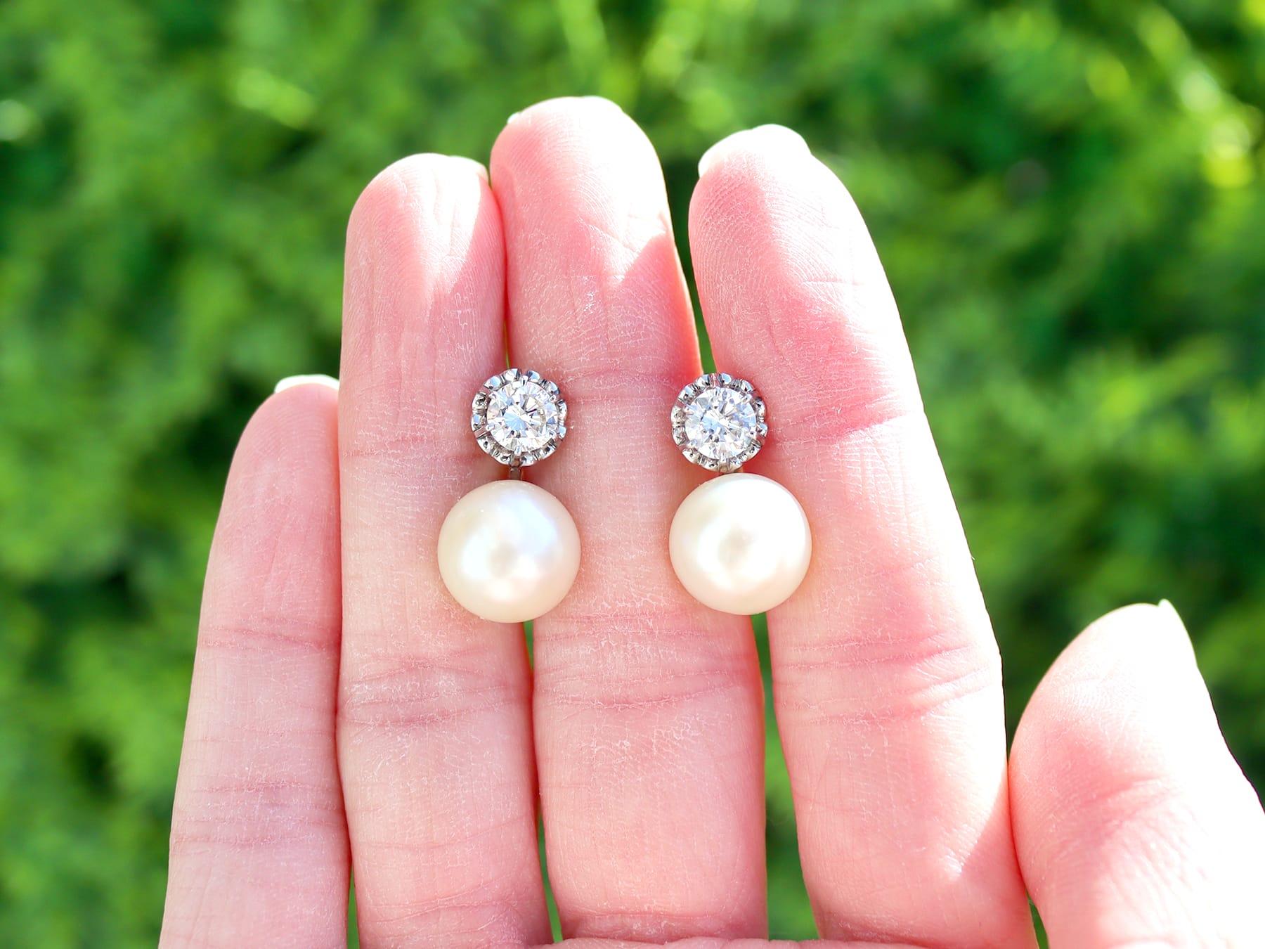 Ein atemberaubendes, feines und beeindruckendes Paar Vintage-Zuchtperlen und 1,07 Karat Diamanten, Platin und 18 Karat Gelbgold-Ohrstecker; Teil unserer vielfältigen Perlenschmuck-Kollektionen.

Diese feinen und beeindruckenden Vintage-Ohrringe mit