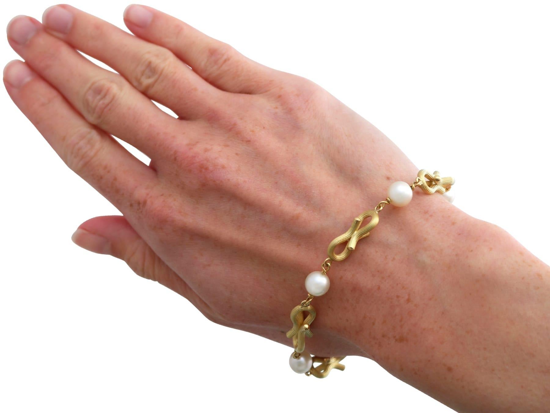 Bracelet vintage en perles de culture et or jaune 18k Circa 1990 en vente 9