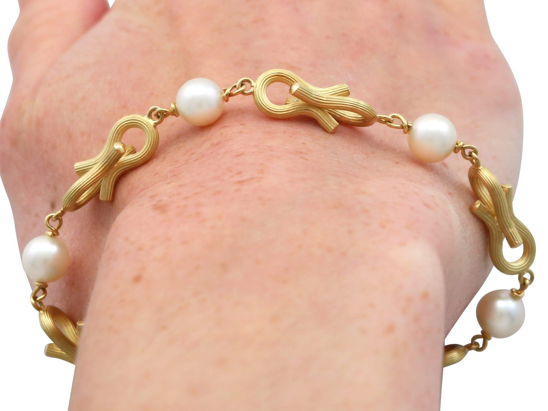 Bracelet vintage en perles de culture et or jaune 18k Circa 1990 en vente 11
