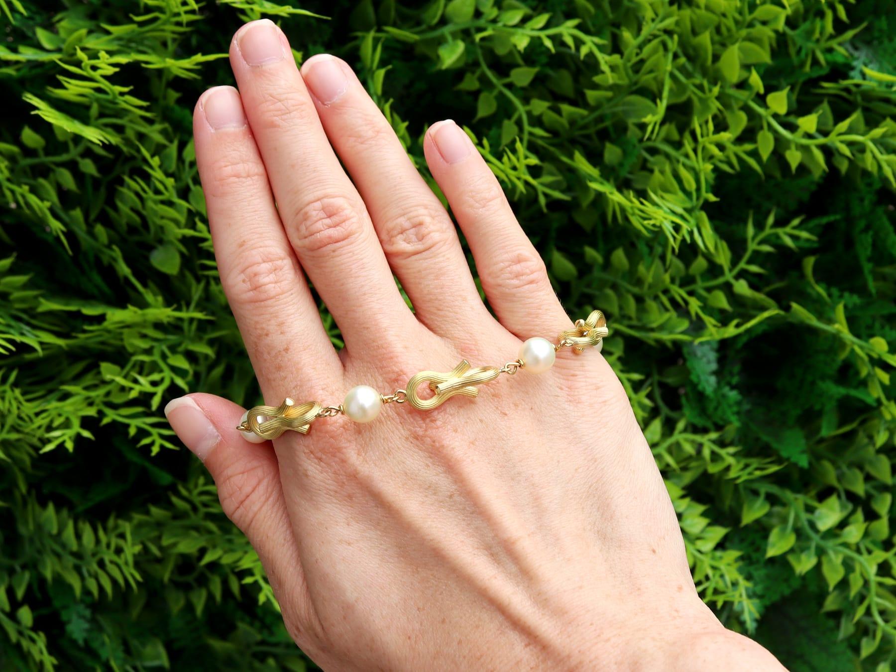 Un beau et impressionnant bracelet vintage en perles de culture et or jaune 18 carats, qui fait partie de nos diverses collections de bijoux vintage et de bijoux de succession.

Ce superbe bracelet vintage en or a été réalisé en or jaune 18