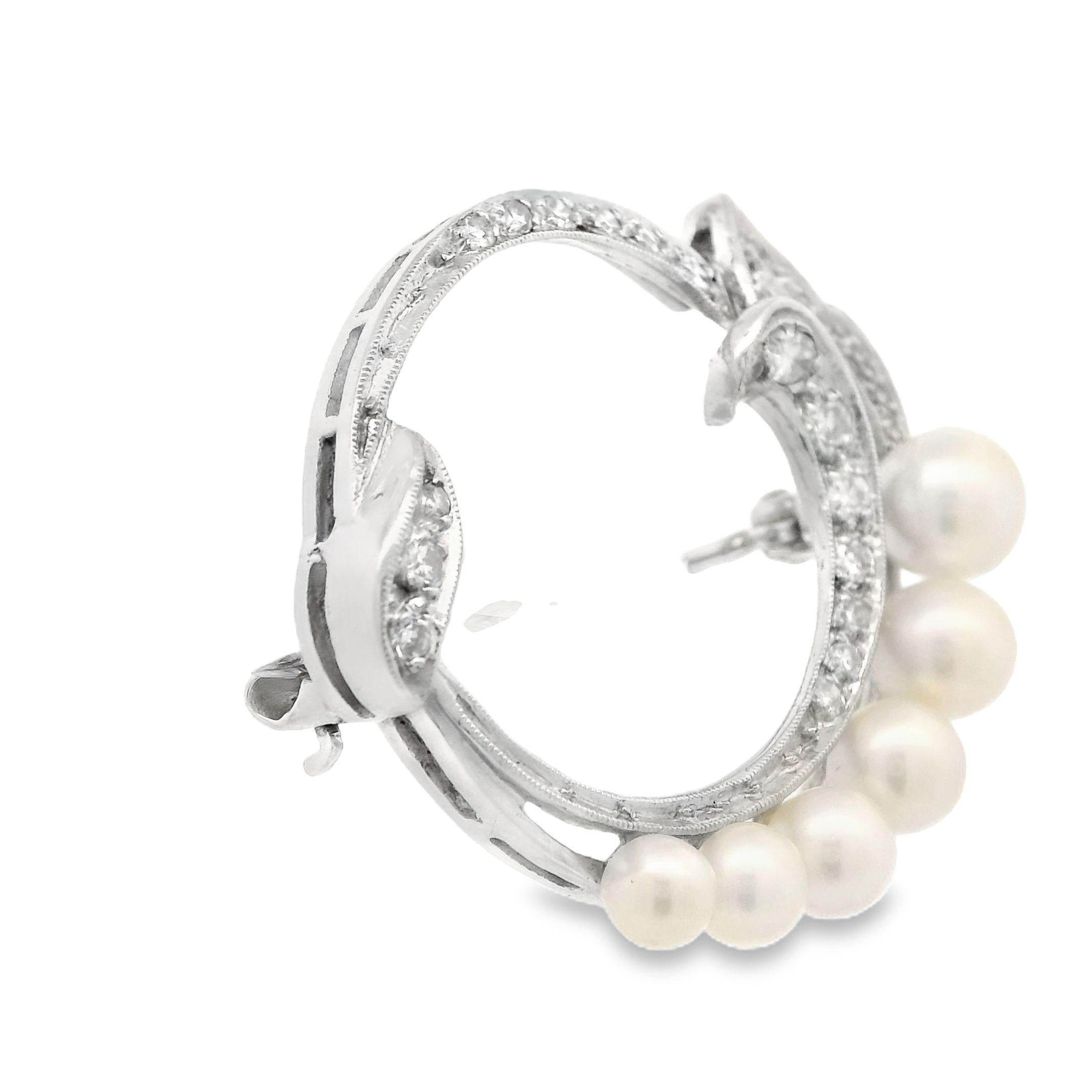 Se trata de un precioso alfiler vintage realizado en oro blanco de 14 quilates con perlas y diamantes. Las seis perlas de este broche son perlas blancas naturales que varían de tamaño. Tienen un brillo intenso con una calificación de calidad AAA.