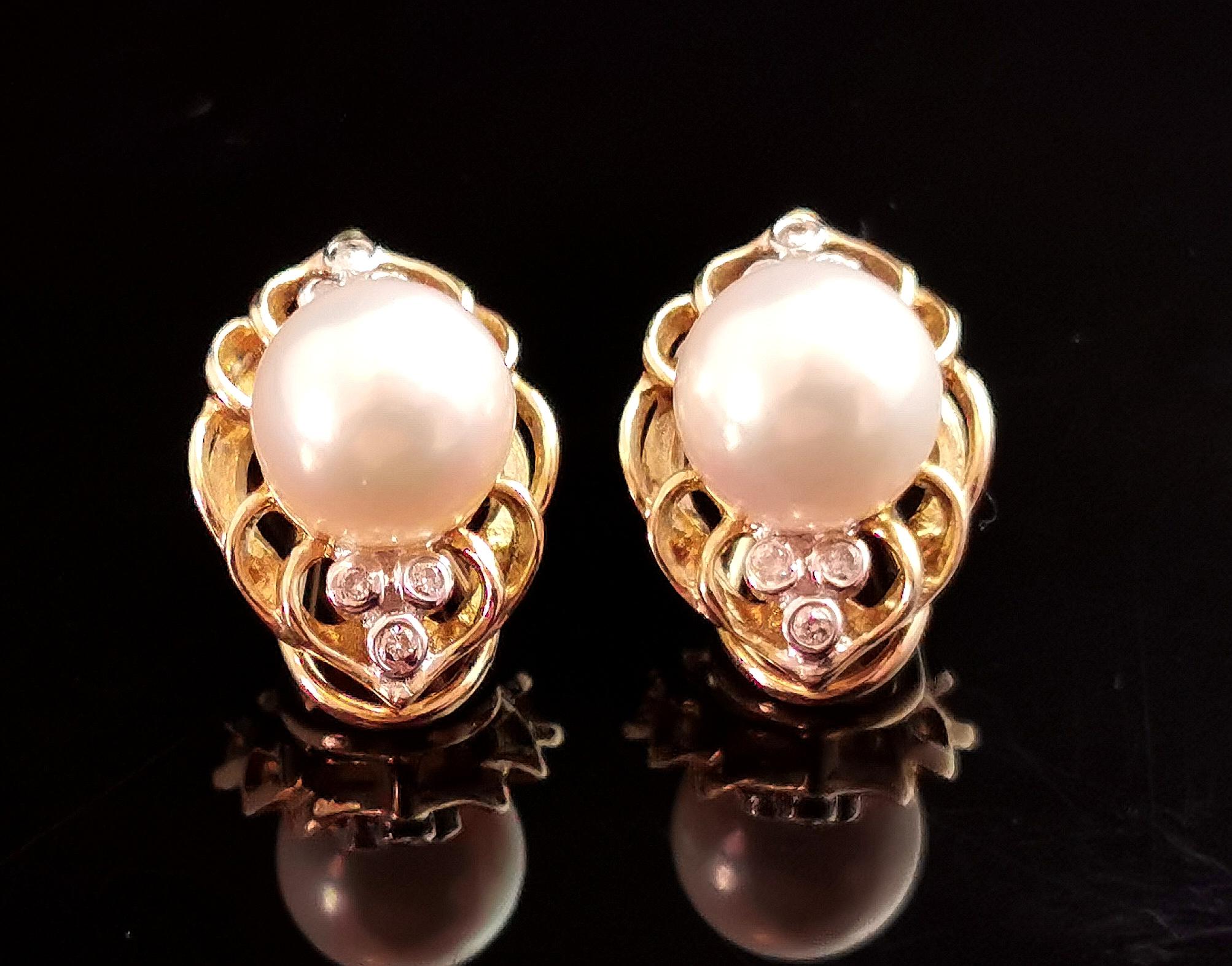 A gorgeous pair of vintage c1960s Cultured pearl and diamond earrings.

Crafted in rich 9ct yellow gold the earrings are a clip on style with gold ear clips, the centre set with a creamy and lustrous cultured pearl.

Surrounding the pearl there are