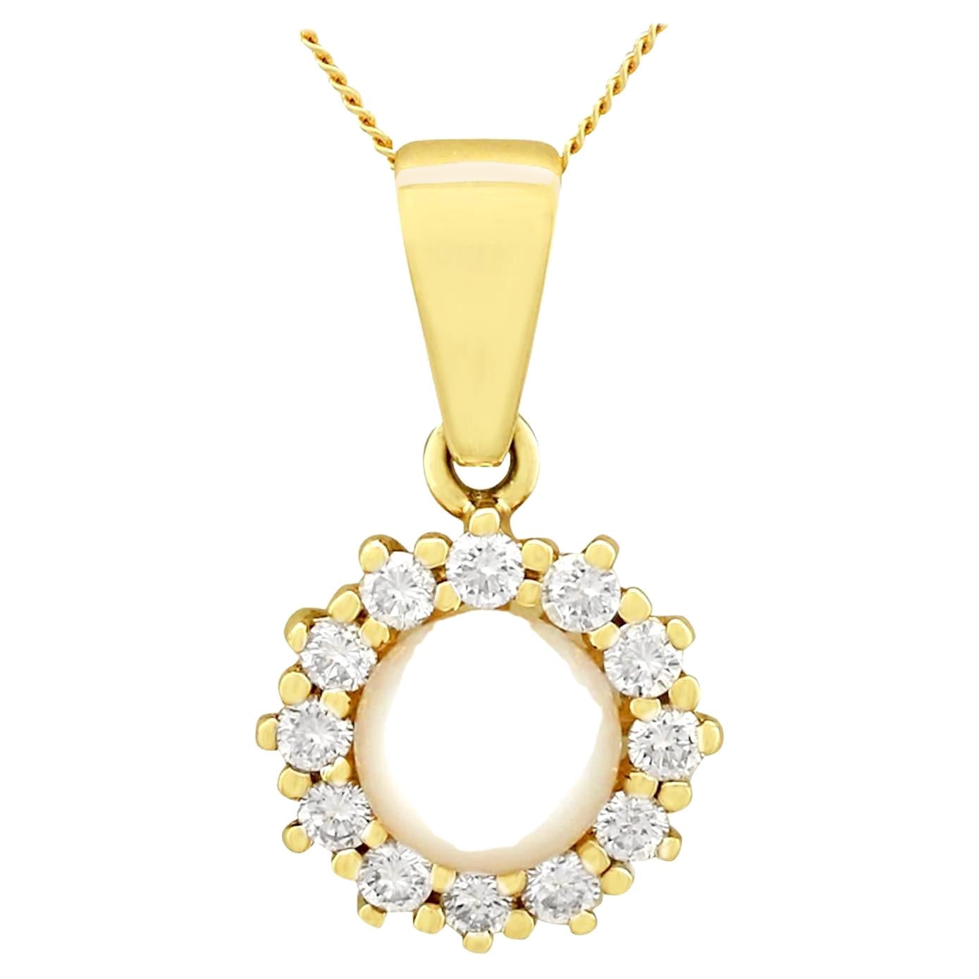 Pendentif vintage en or jaune avec perles de culture et diamants en vente