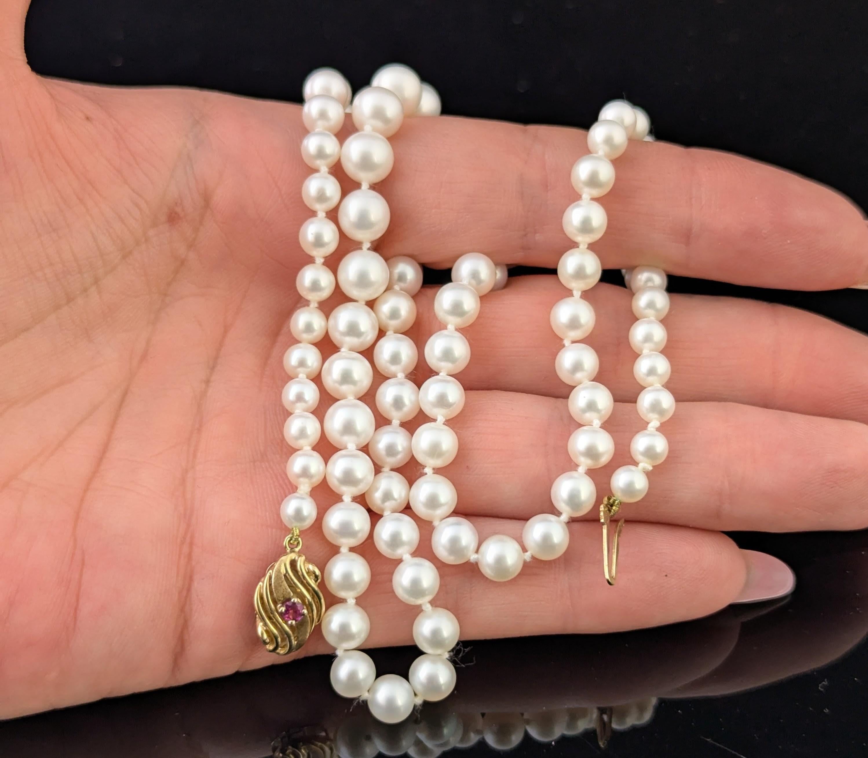 Una splendida collana di perle coltivate vintage di metà secolo.

Perle di coltura brillanti con sfumature metalliche bianche e morbide quando vengono colpite dalla luce, un pezzo sontuoso e stravagante, la classica collana di perle è un punto fermo