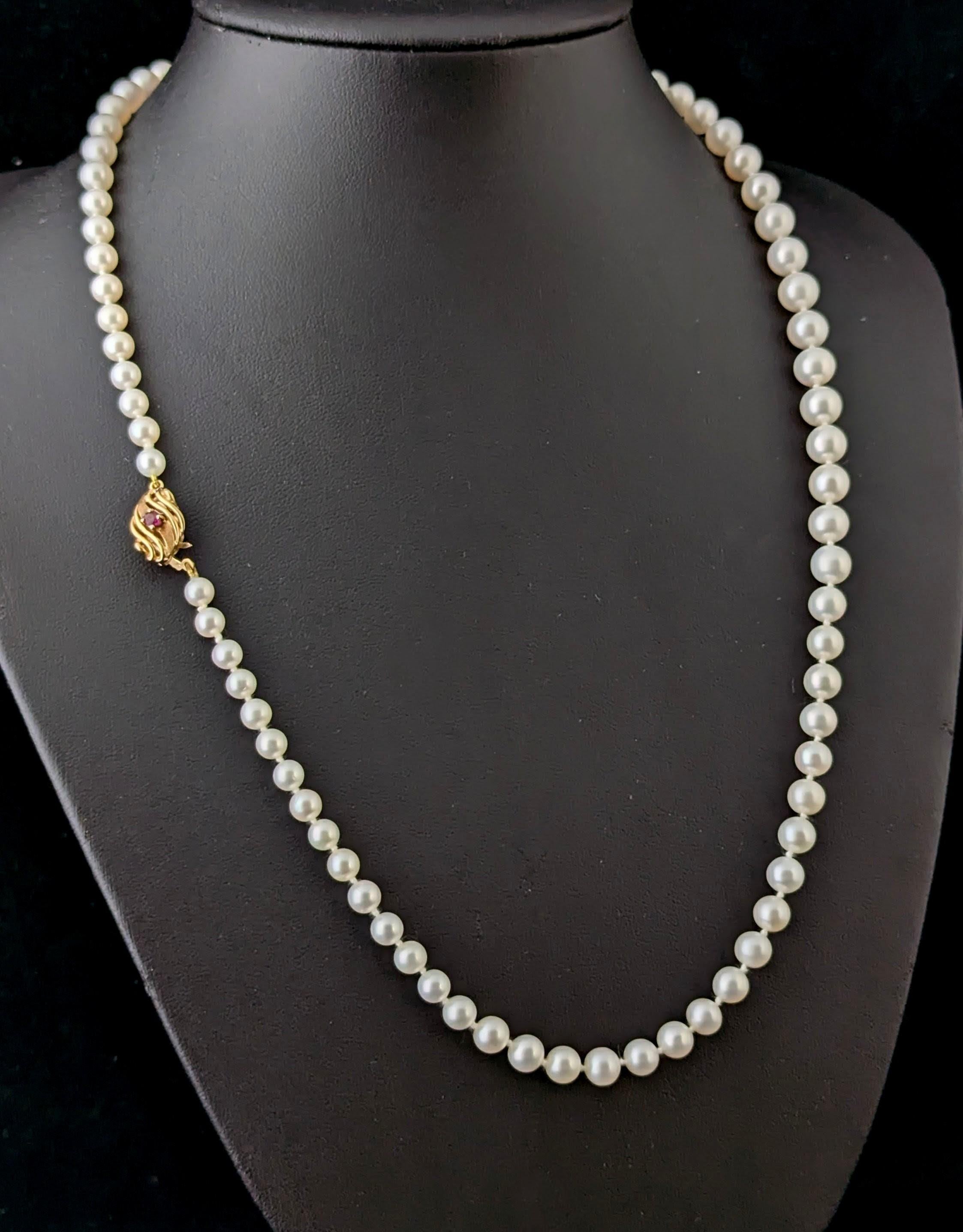 Rétro Collana di perle coltivate vintage, oro 9k e chiusura in rubino in vendita