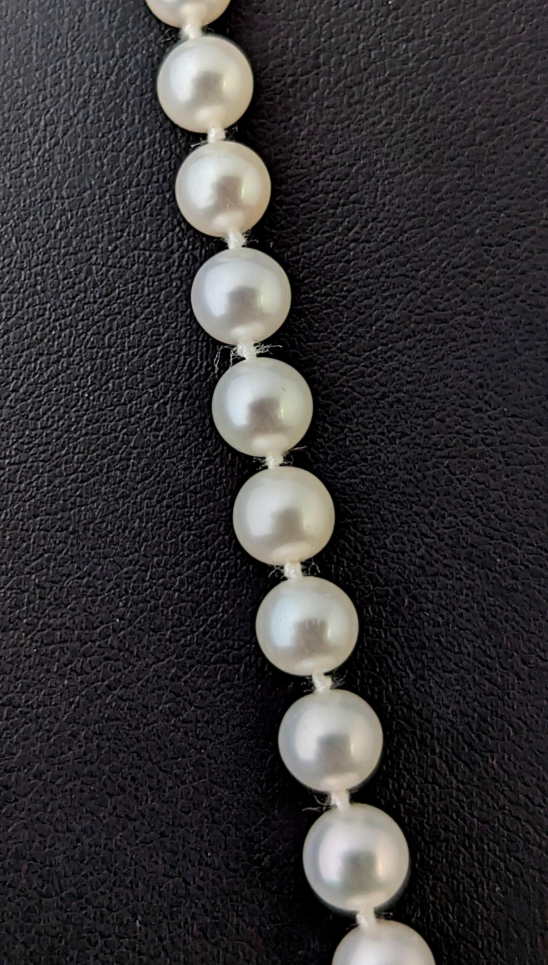 Perlina Collana di perle coltivate vintage, oro 9k e chiusura in rubino in vendita