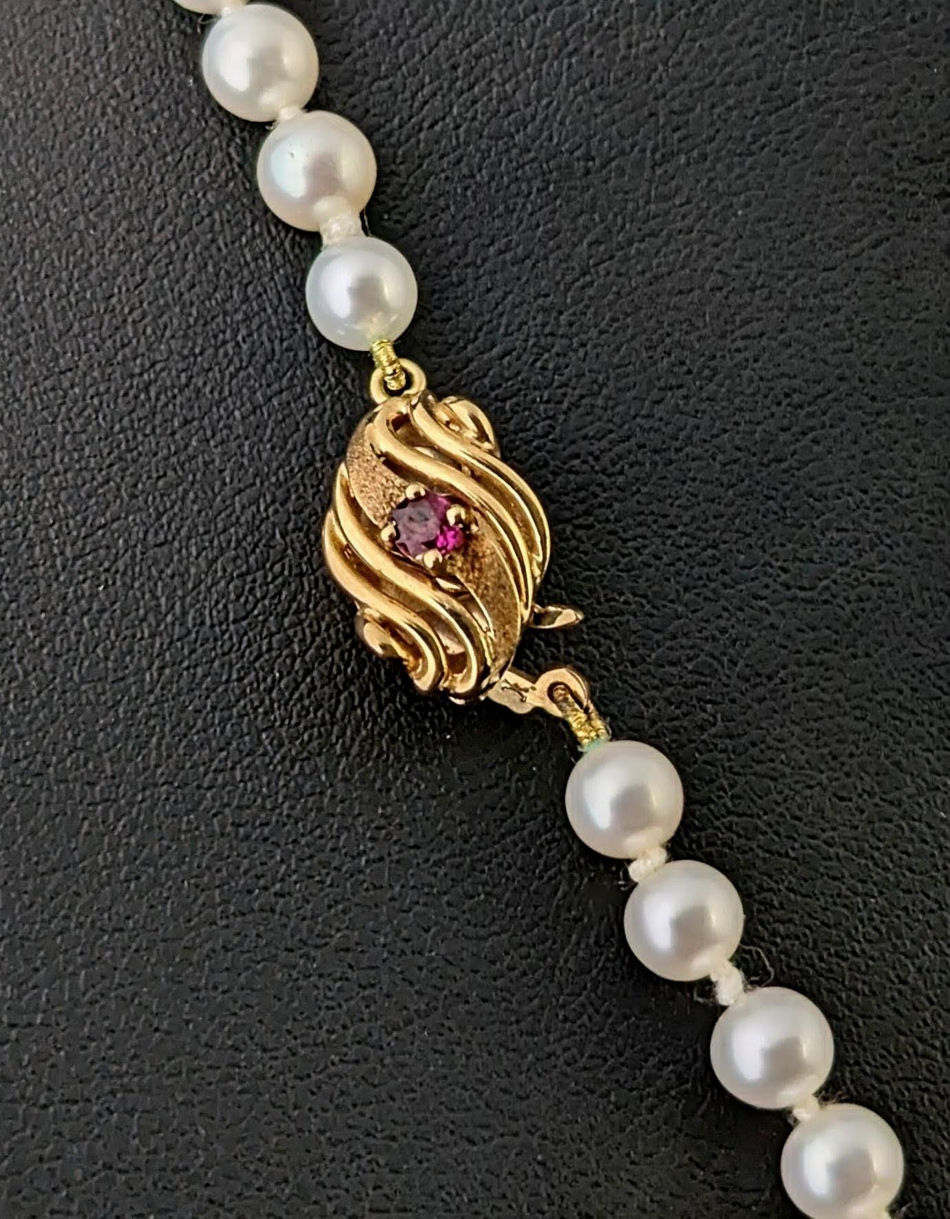 Collana di perle coltivate vintage, oro 9k e chiusura in rubino In condizioni buone in vendita a NEWARK, GB