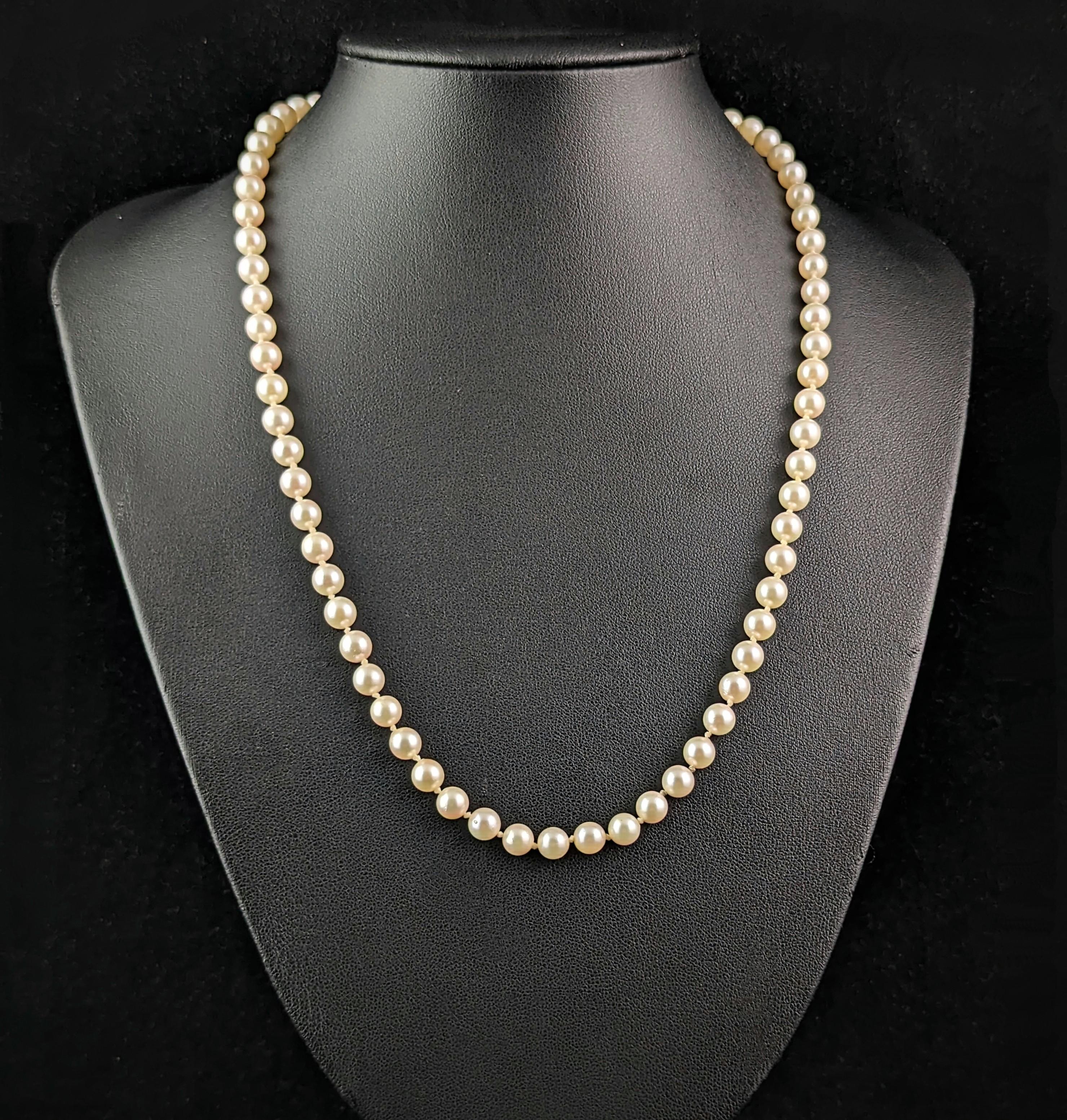 Vintage Cultured Pearl necklace, 9k gold clasp, 1960s For Sale 1