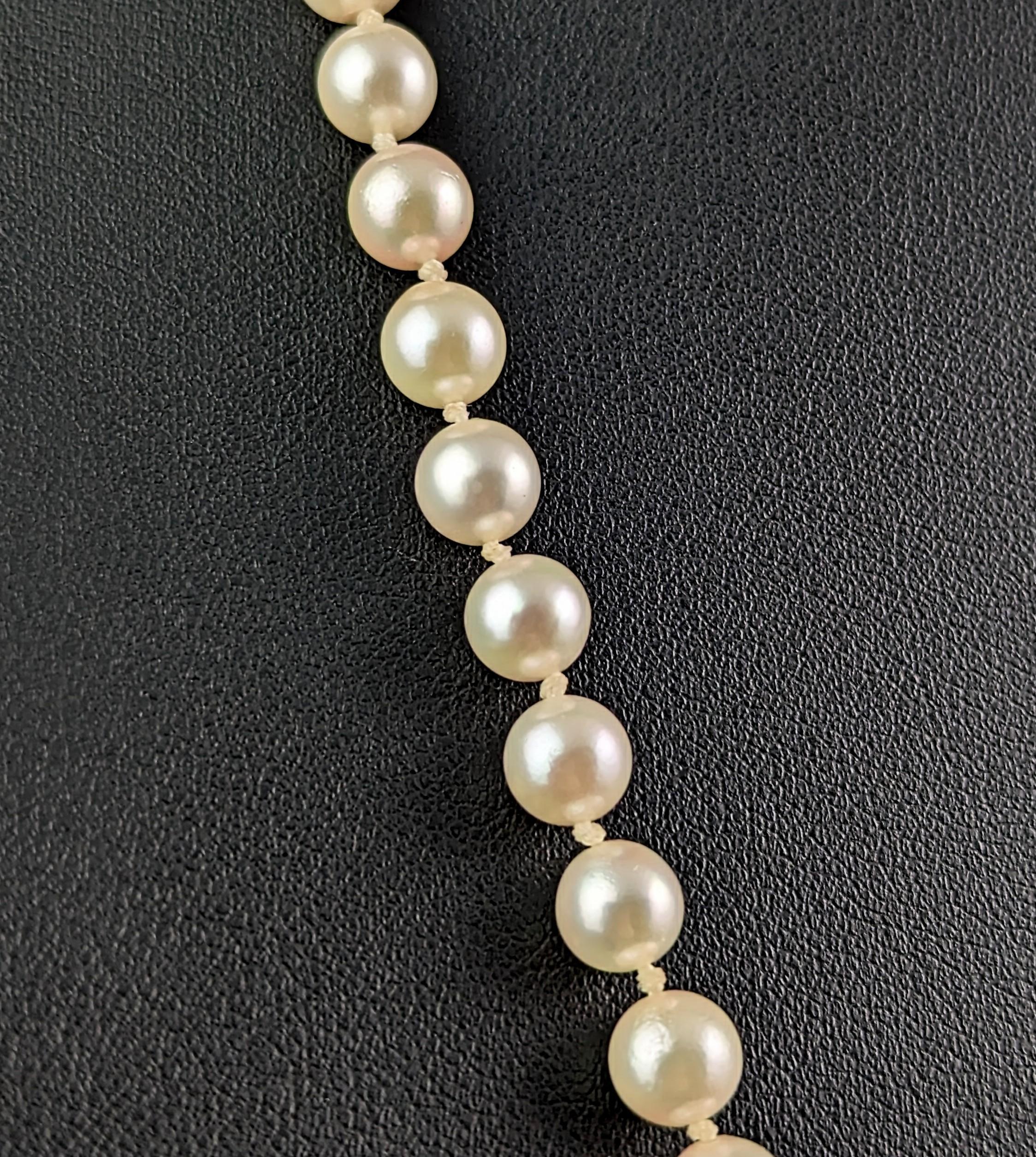 Vintage Cultured Pearl necklace, 9k gold clasp, 1960s For Sale 2