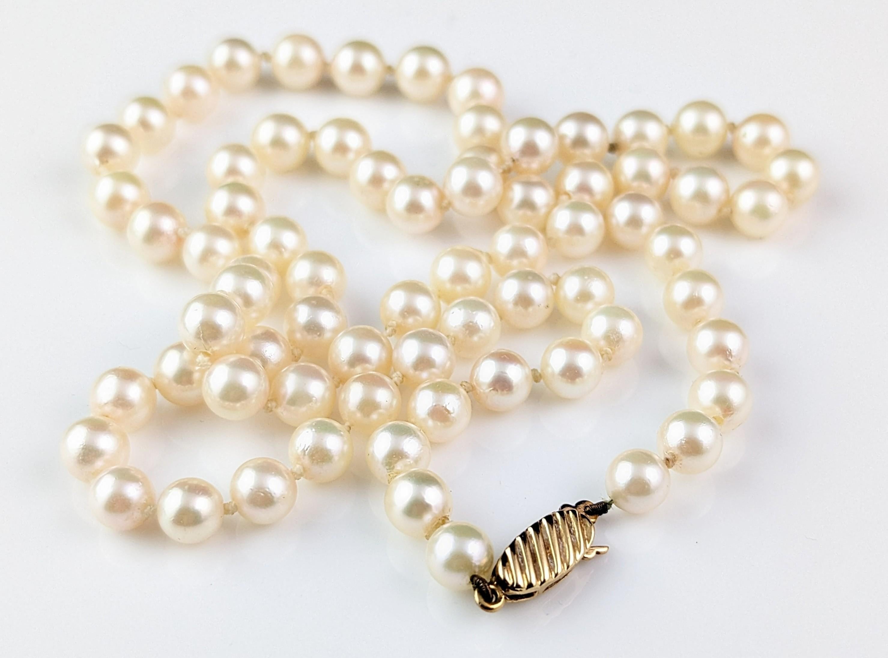 Vintage Cultured Pearl necklace, 9k gold clasp, 1960s For Sale 3