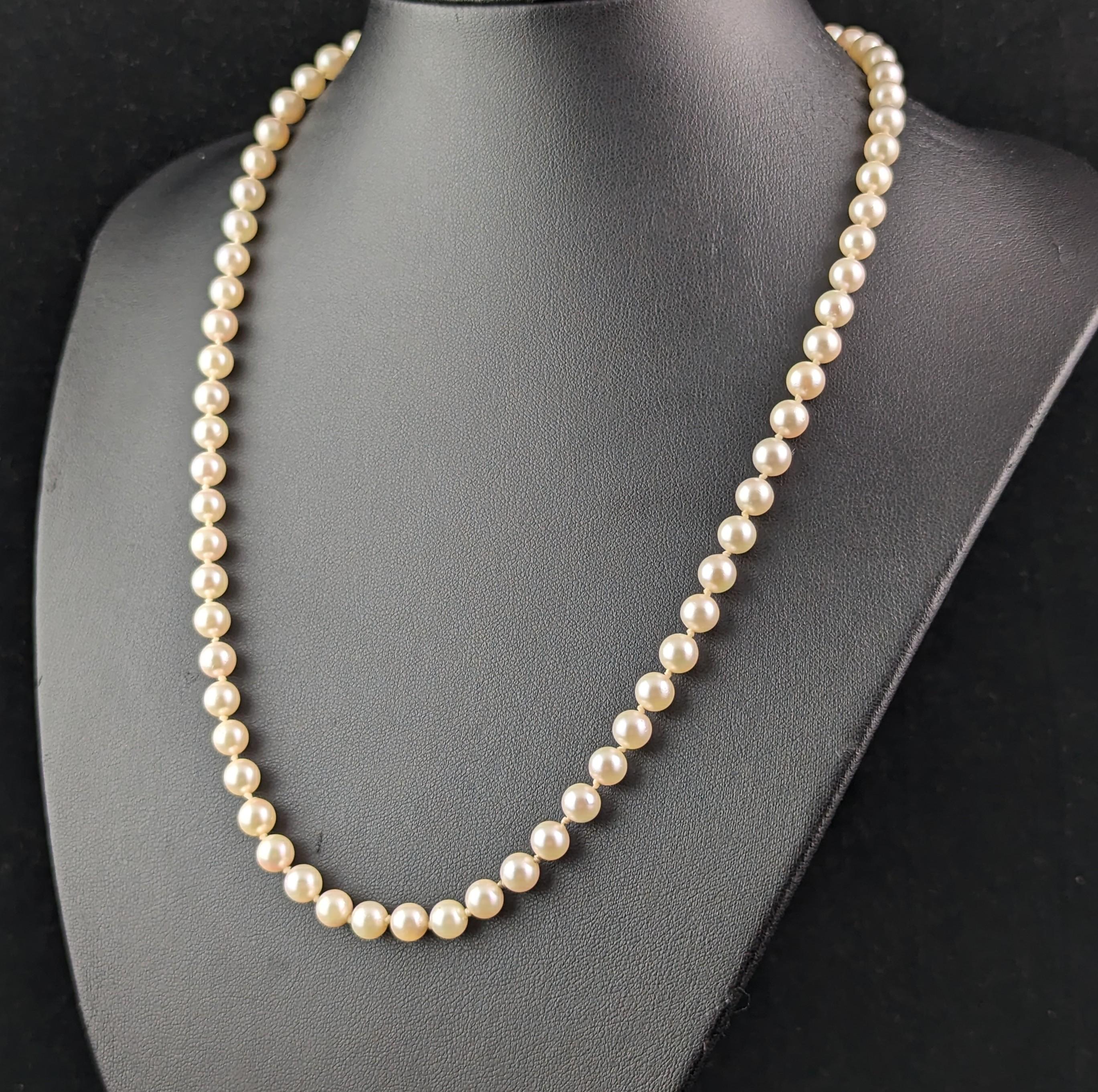 Vintage Cultured Pearl necklace, 9k gold clasp, 1960s In Good Condition For Sale In NEWARK, GB