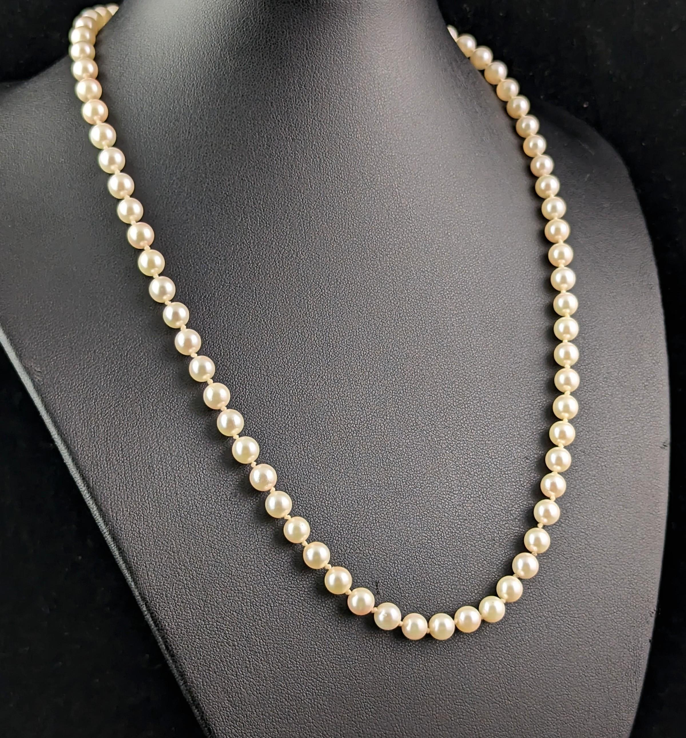 Women's Vintage Cultured Pearl necklace, 9k gold clasp, 1960s For Sale