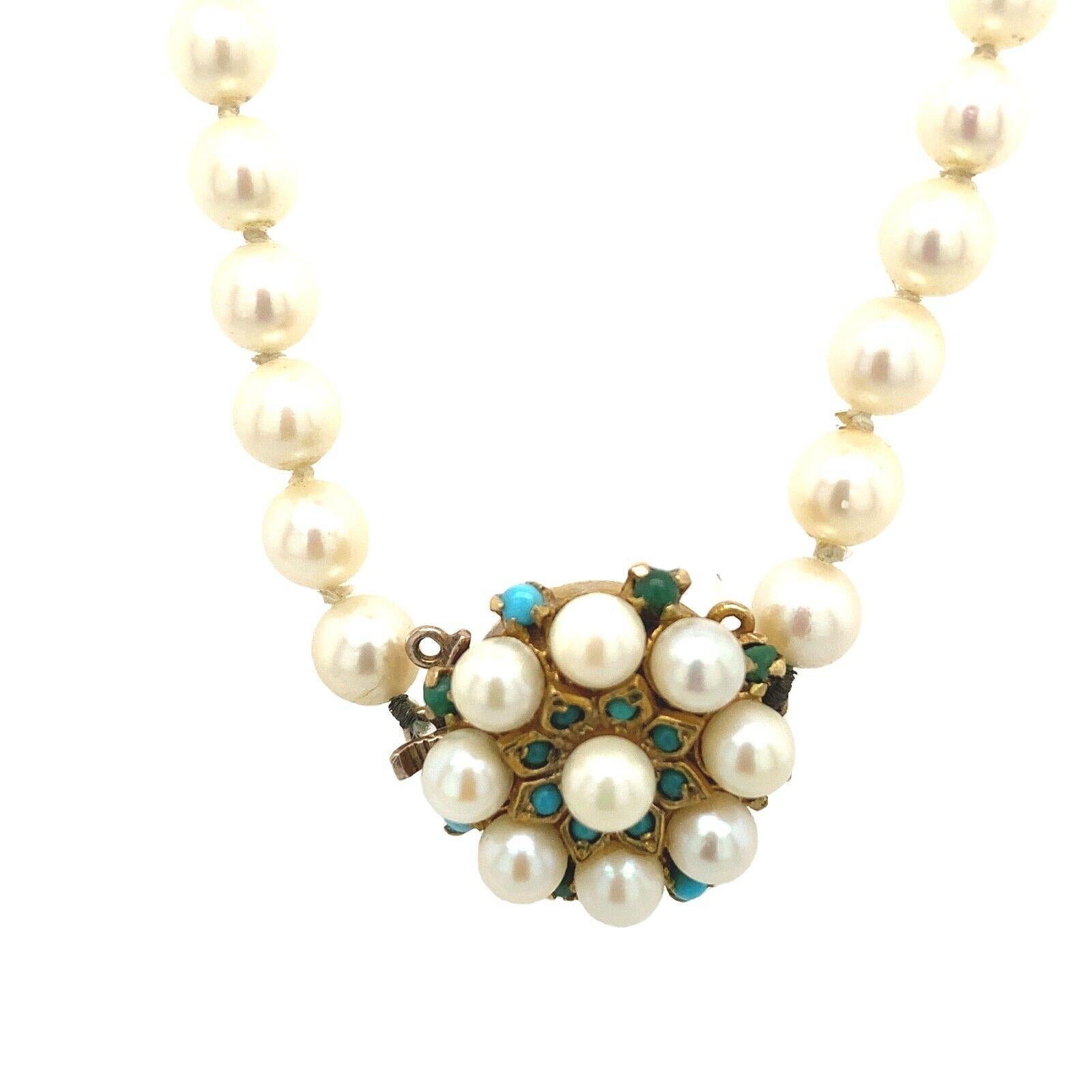 Collier de perles de culture vintage avec fermoir en or jaune 9 carats

Ce collier d'inspiration vintage présente des perles de culture de 6,3 mm encadrées par un fermoir en or jaune 9ct, serties de 16 turquoises et de 9 perles. C'est un classique