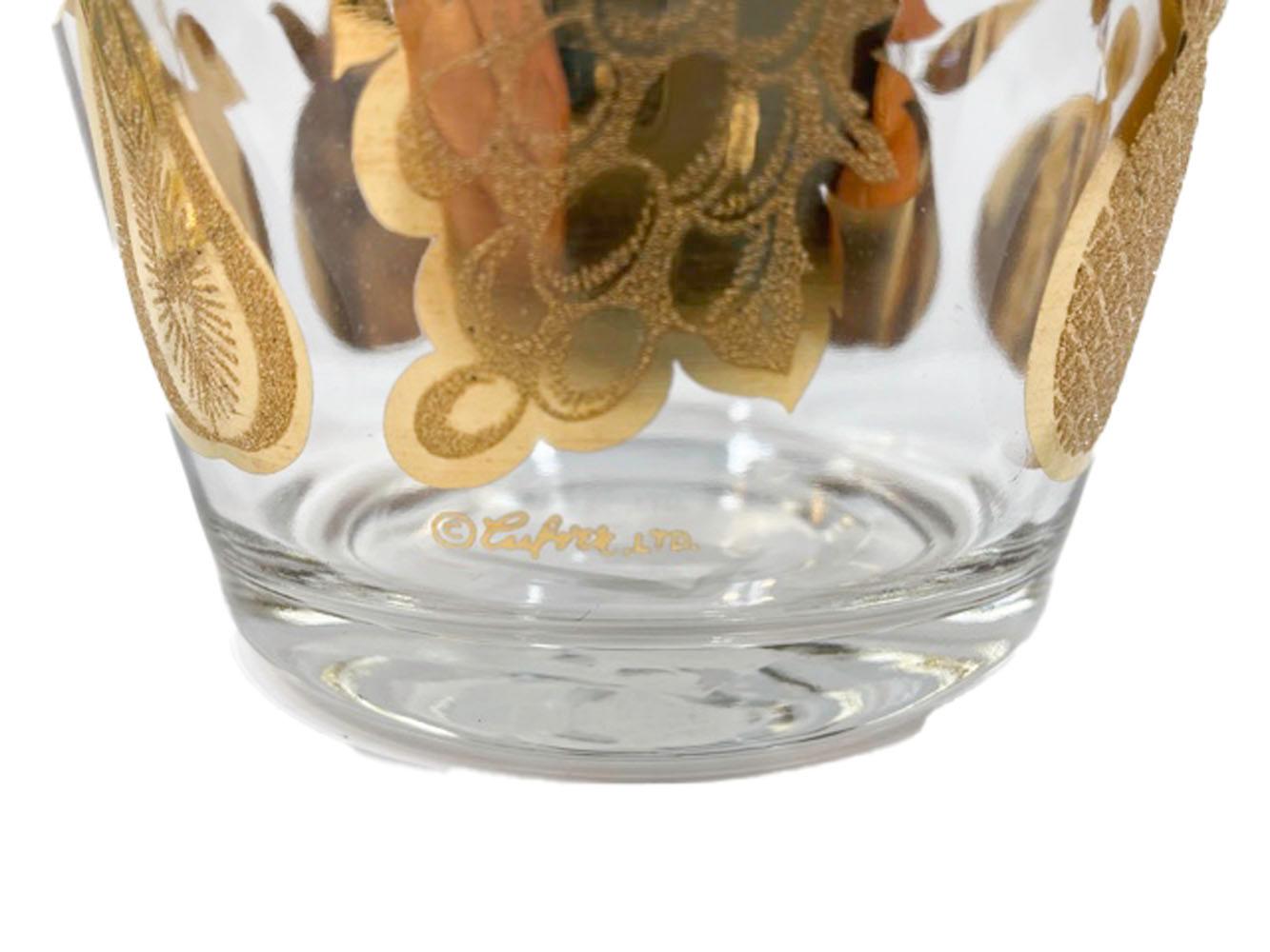 Bol à glace moderne du milieu du siècle avec couvercle dans un caddy en métal par Culver dans le motif Florentine, décoré en or 22k lisse et texturé représentant une pomme, une poire, un ananas et des raisins. Le bol en verre et le couvercle en