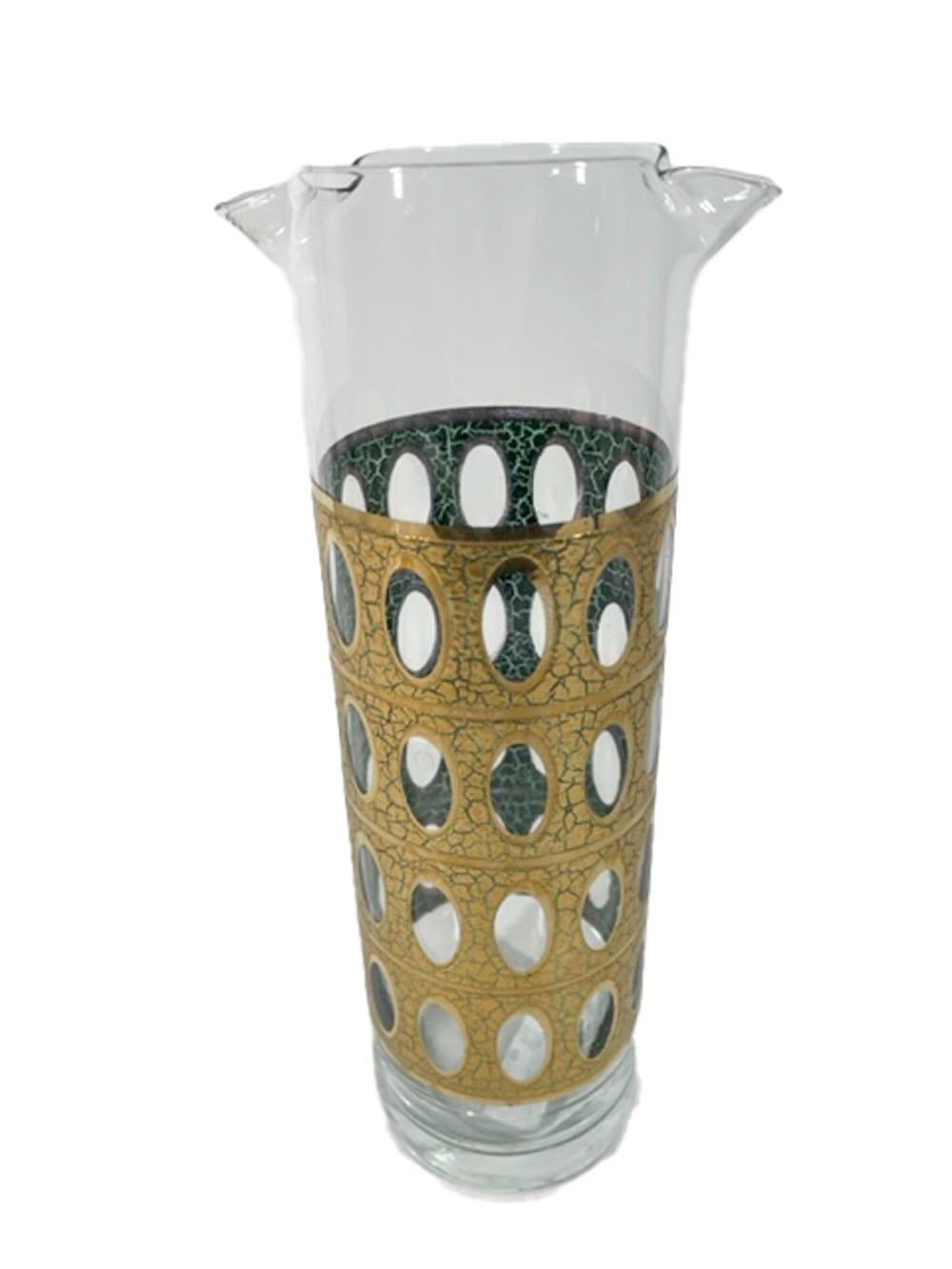 Pichet à cocktail moderne du milieu du siècle par Culver, LTD, de forme cylindrique avec des becs pincés doubles. Décorée en or 22k craquelé sur émail vert translucide avec des rangées d'ovales ouverts.