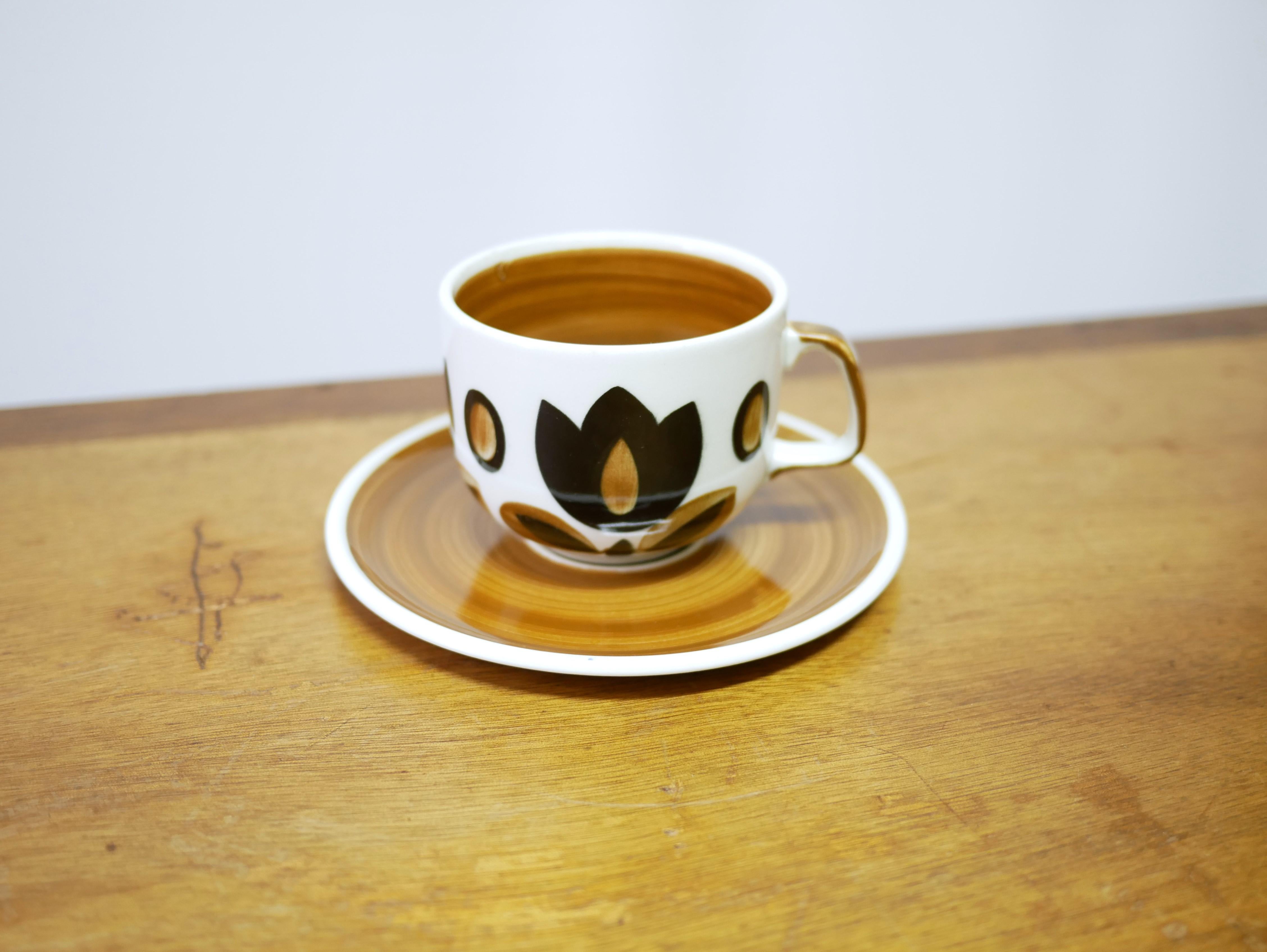 Taza y platillo vintage fabricados por Boch La Louvière Cerámico en venta