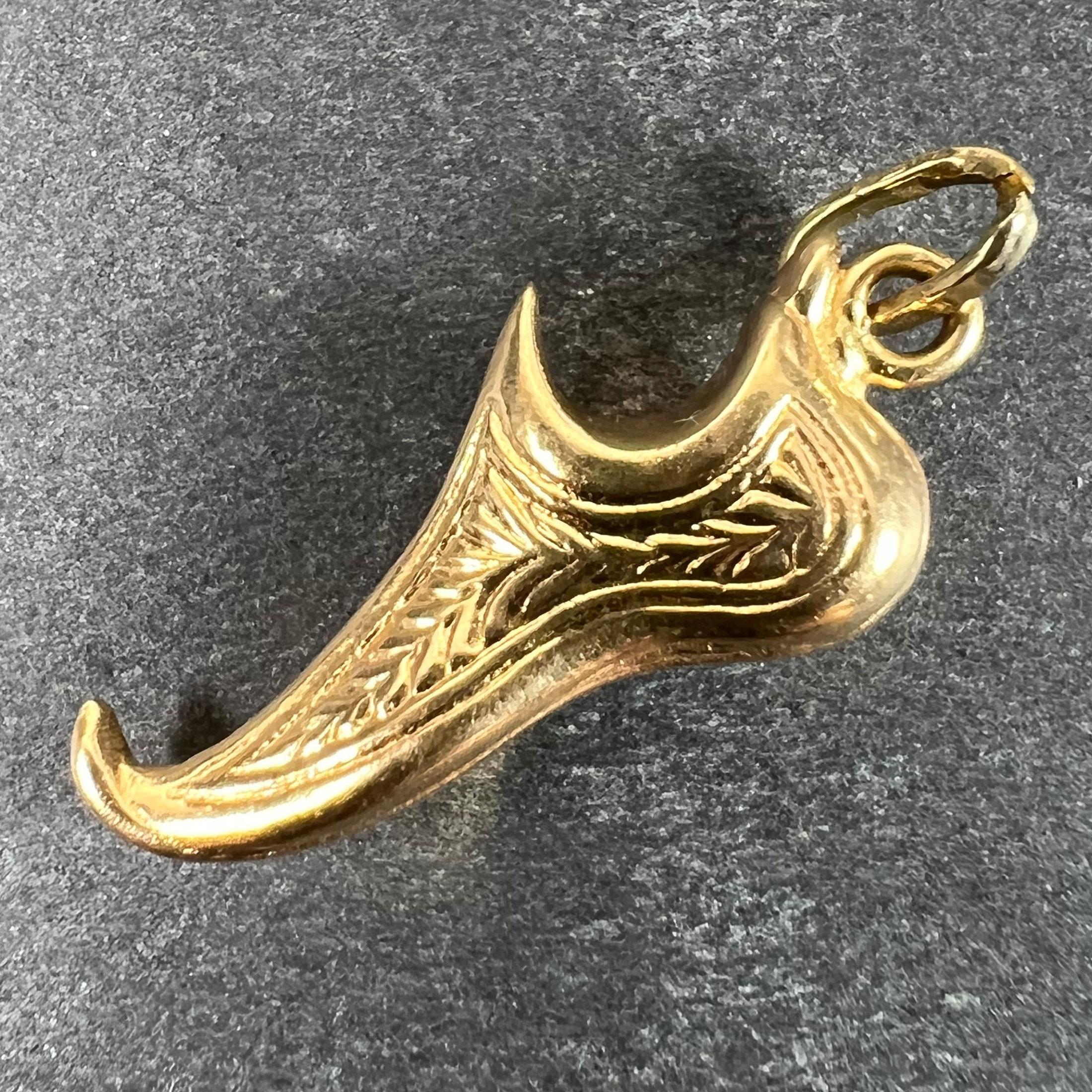 Vintage Curled Toe Shoe 18K Yellow Gold Charm Pendant In Good Condition For Sale In London, GB