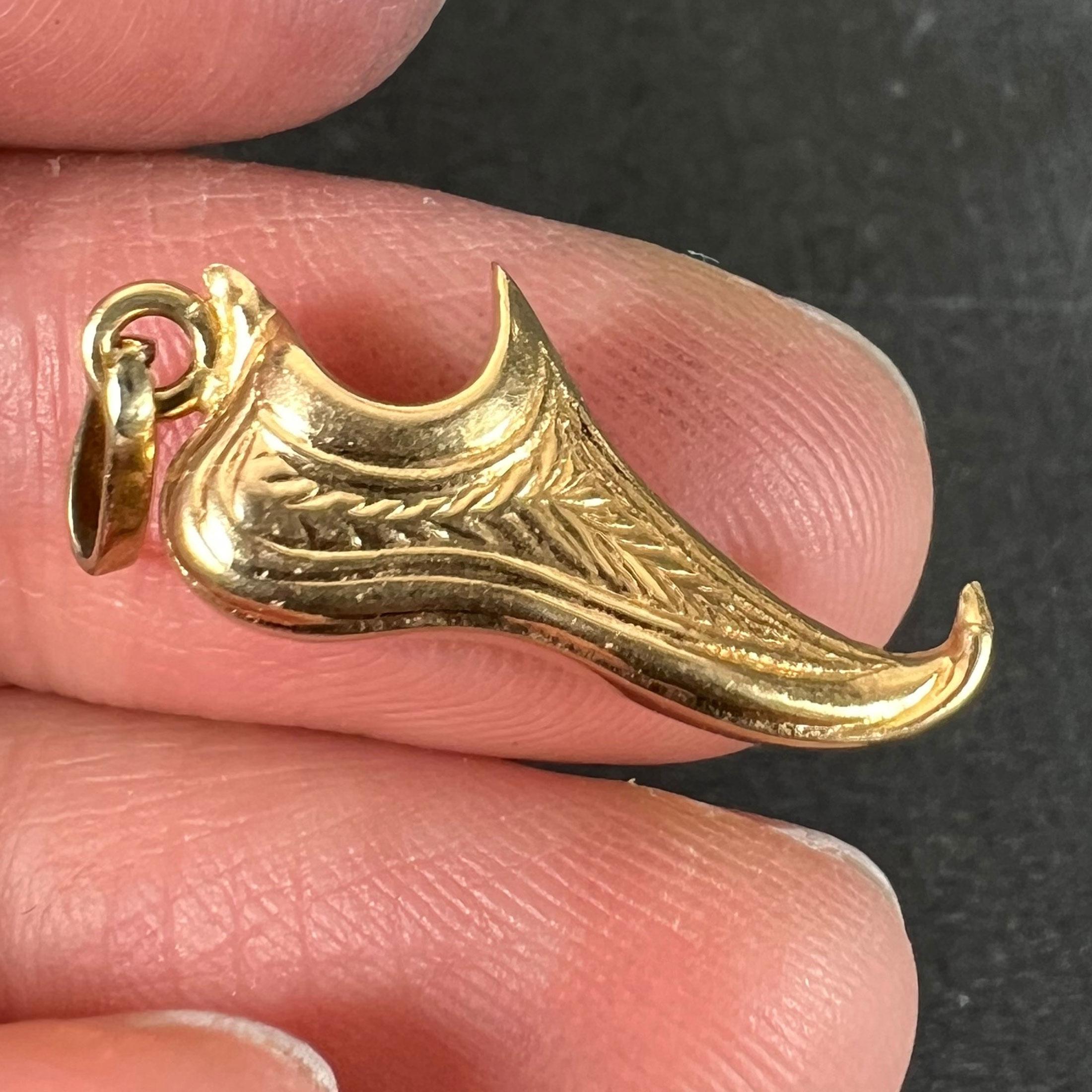 Vintage Curled Toe Shoe 18K Yellow Gold Charm Pendant For Sale 1