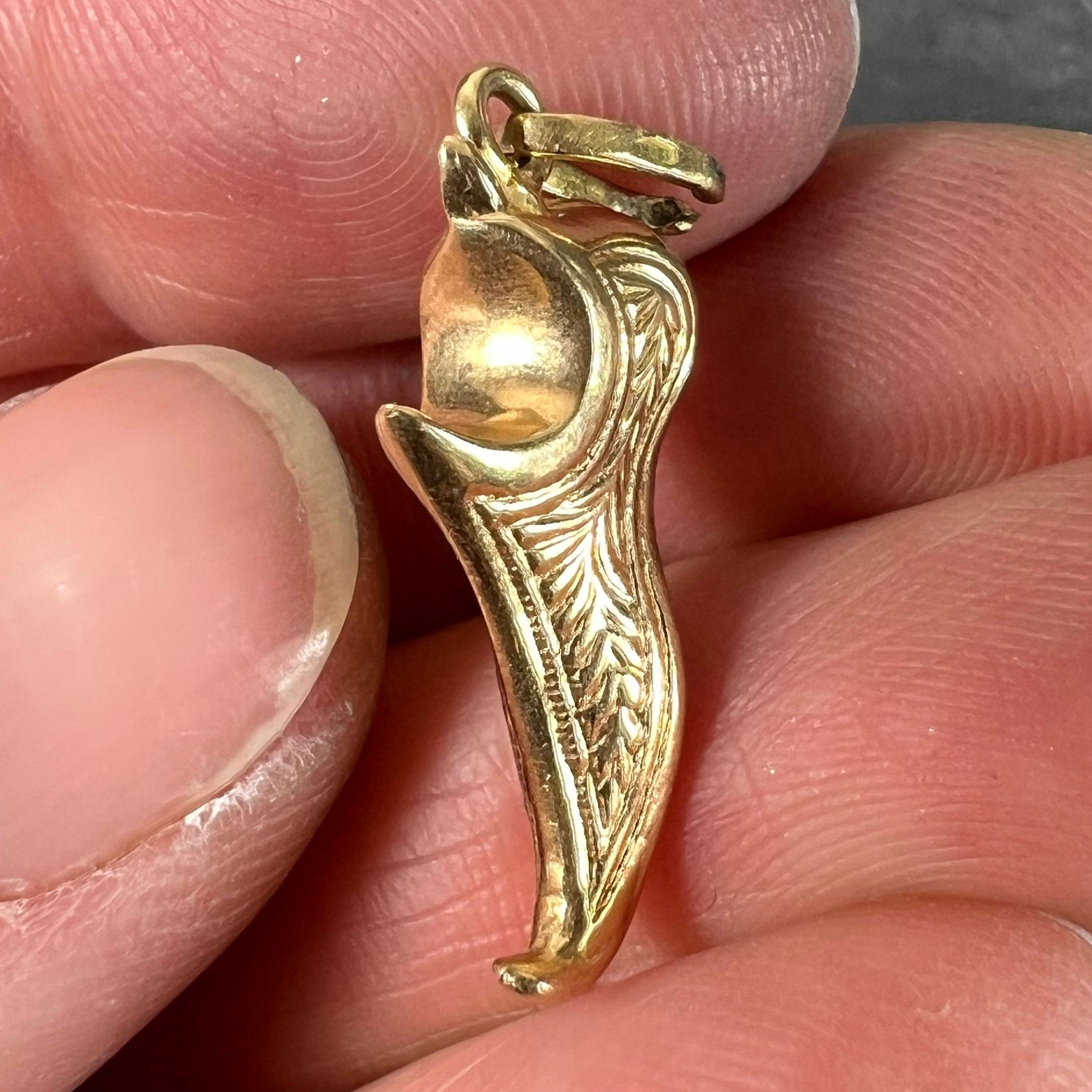 Vintage Curled Toe Shoe 18K Yellow Gold Charm Pendant For Sale 4