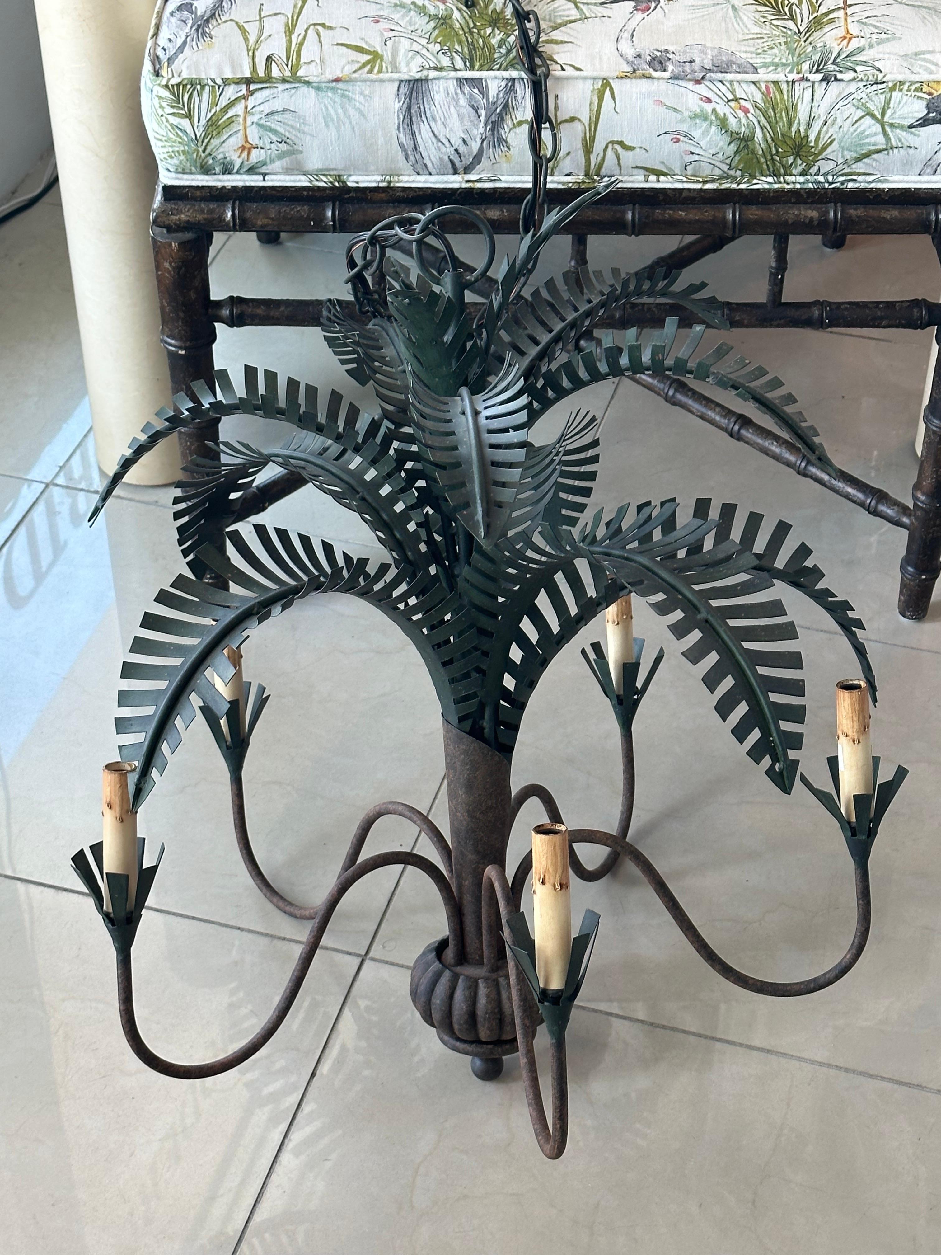 Magnifique lustre à feuilles de palmier en métal tole vintage, 5 lumières. Fabriqué par Currey & Co. années 1980. Livré avec sa chaîne d'origine et son capuchon de plafond. Dimensions : 24 H x 24 D.
