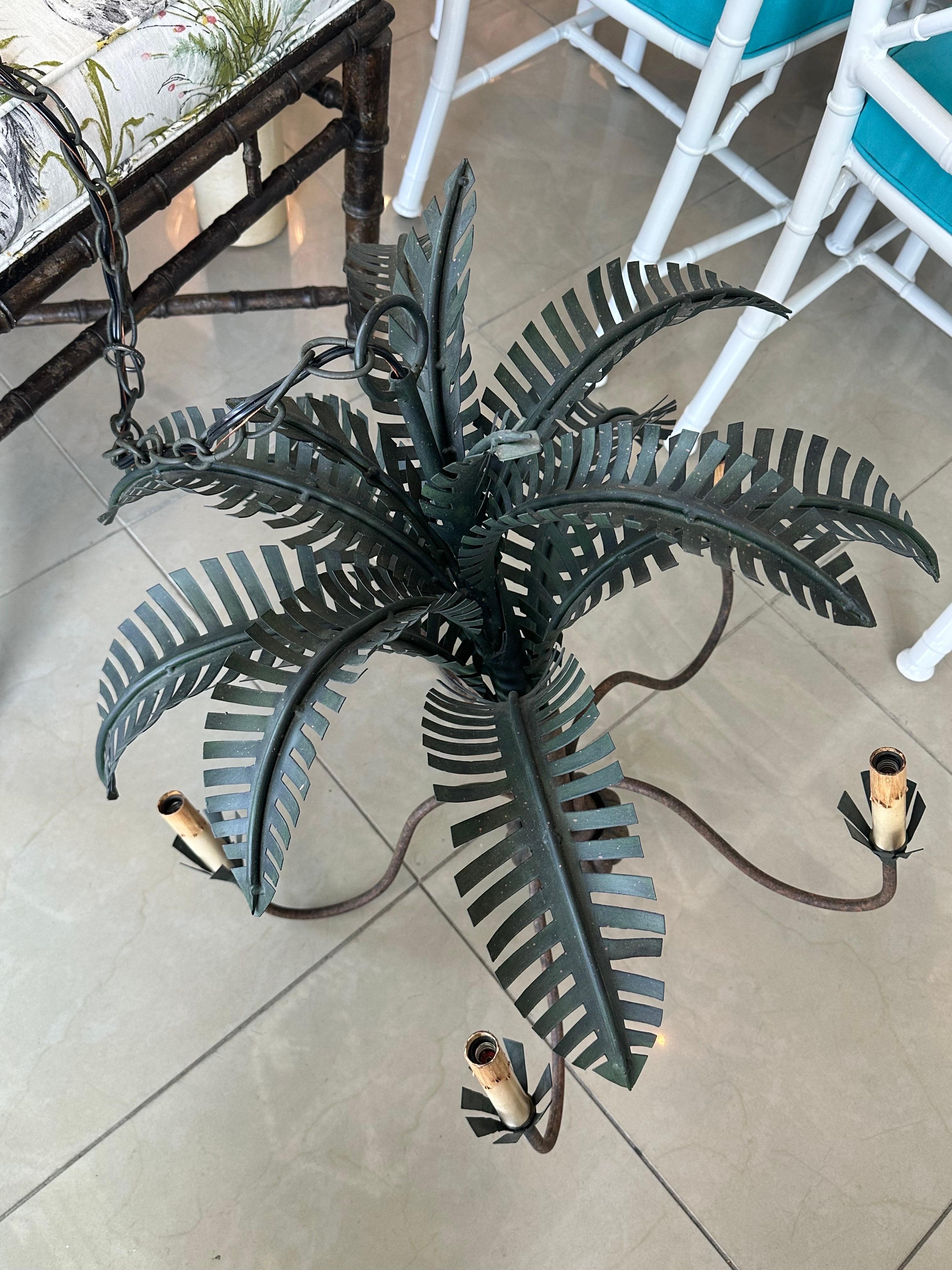 Hollywood Regency Vintage Currey & Co Metal Tole Palm Tree Leaf Leaves 5 Light Chandelier For Sale