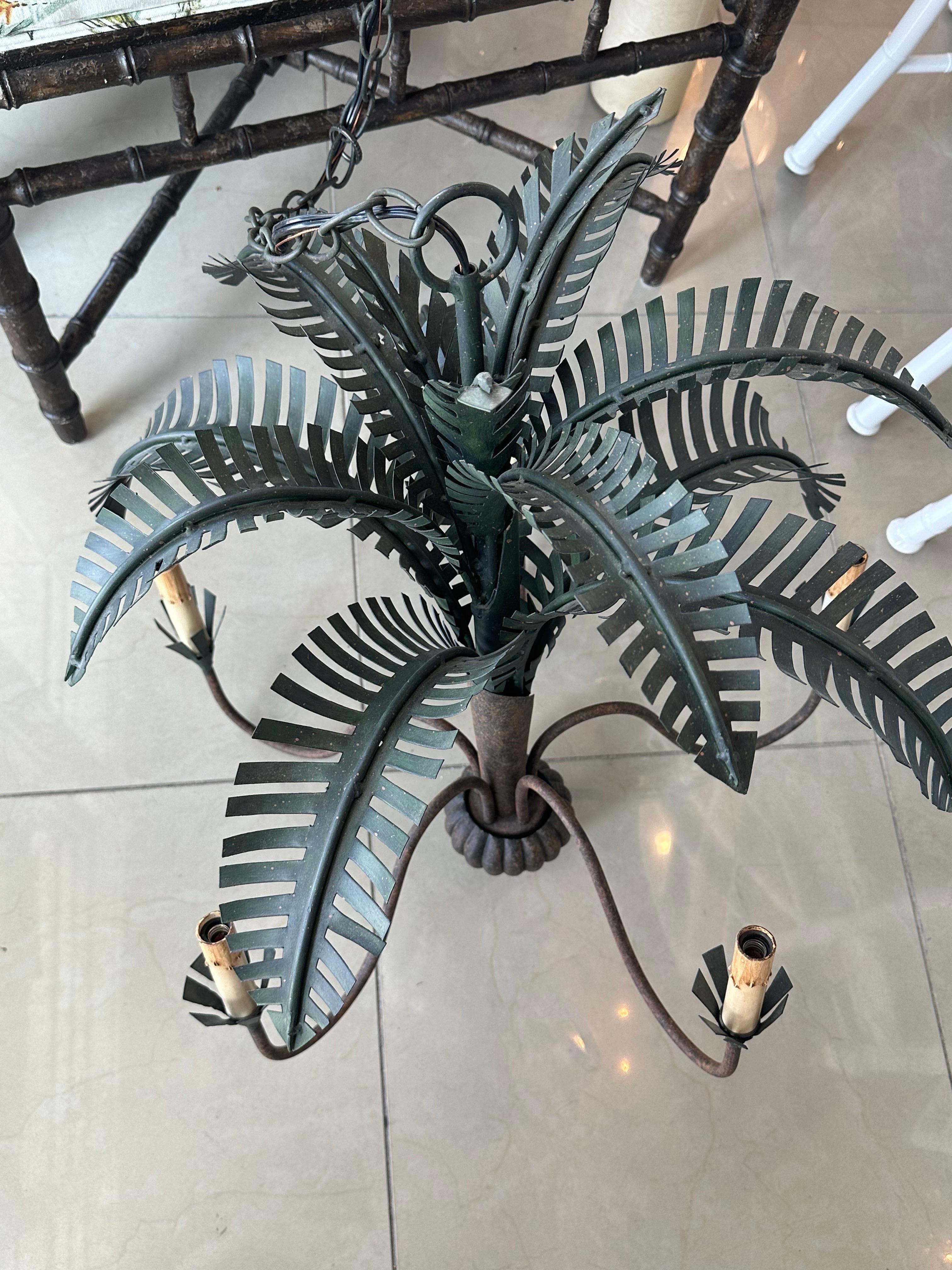 Late 20th Century Vintage Currey & Co Metal Tole Palm Tree Leaf Leaves 5 Light Chandelier For Sale