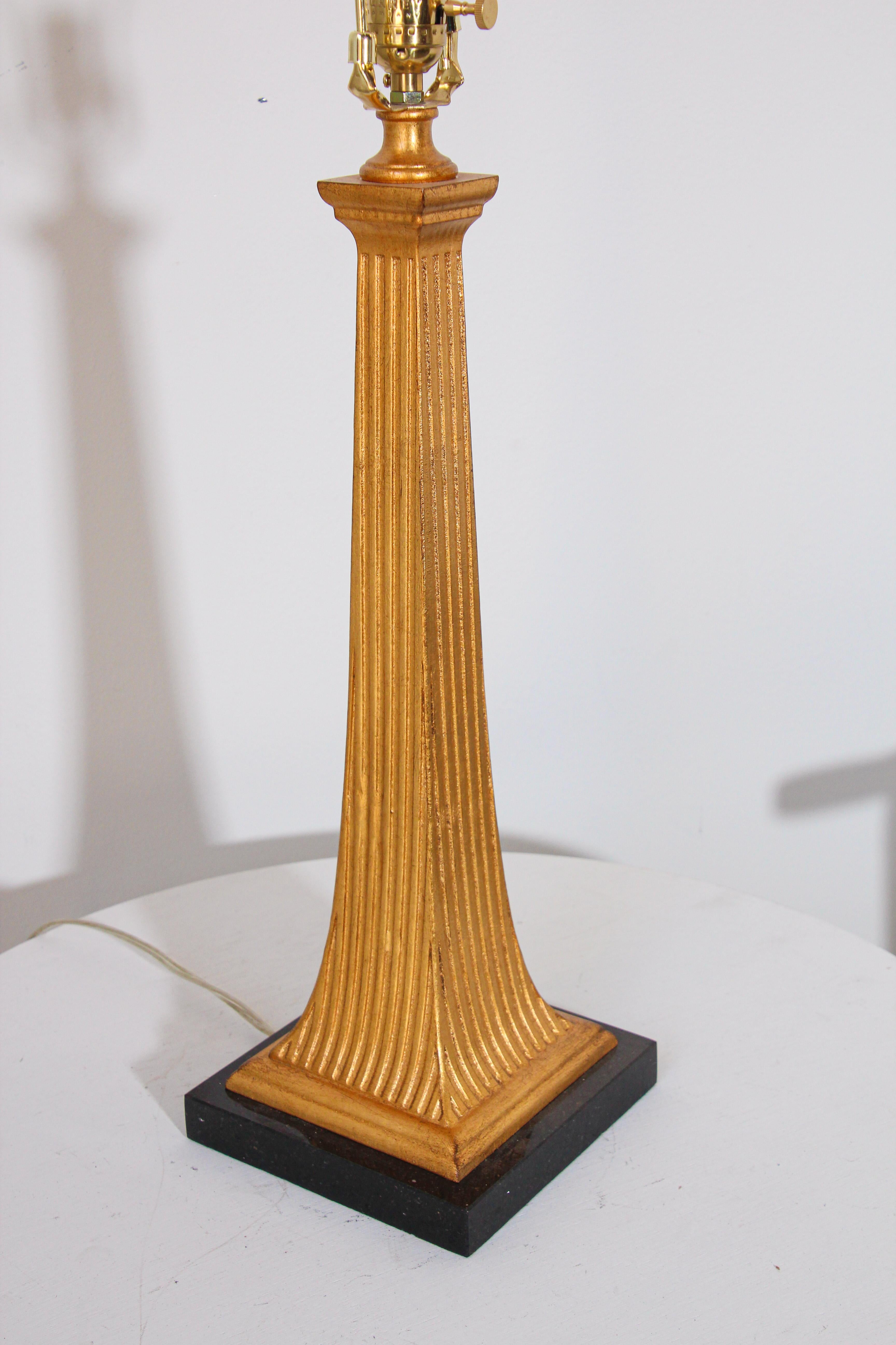 Vintage Currey & Company Gilt Wood Table Lamp on Marble Stand For Sale 4