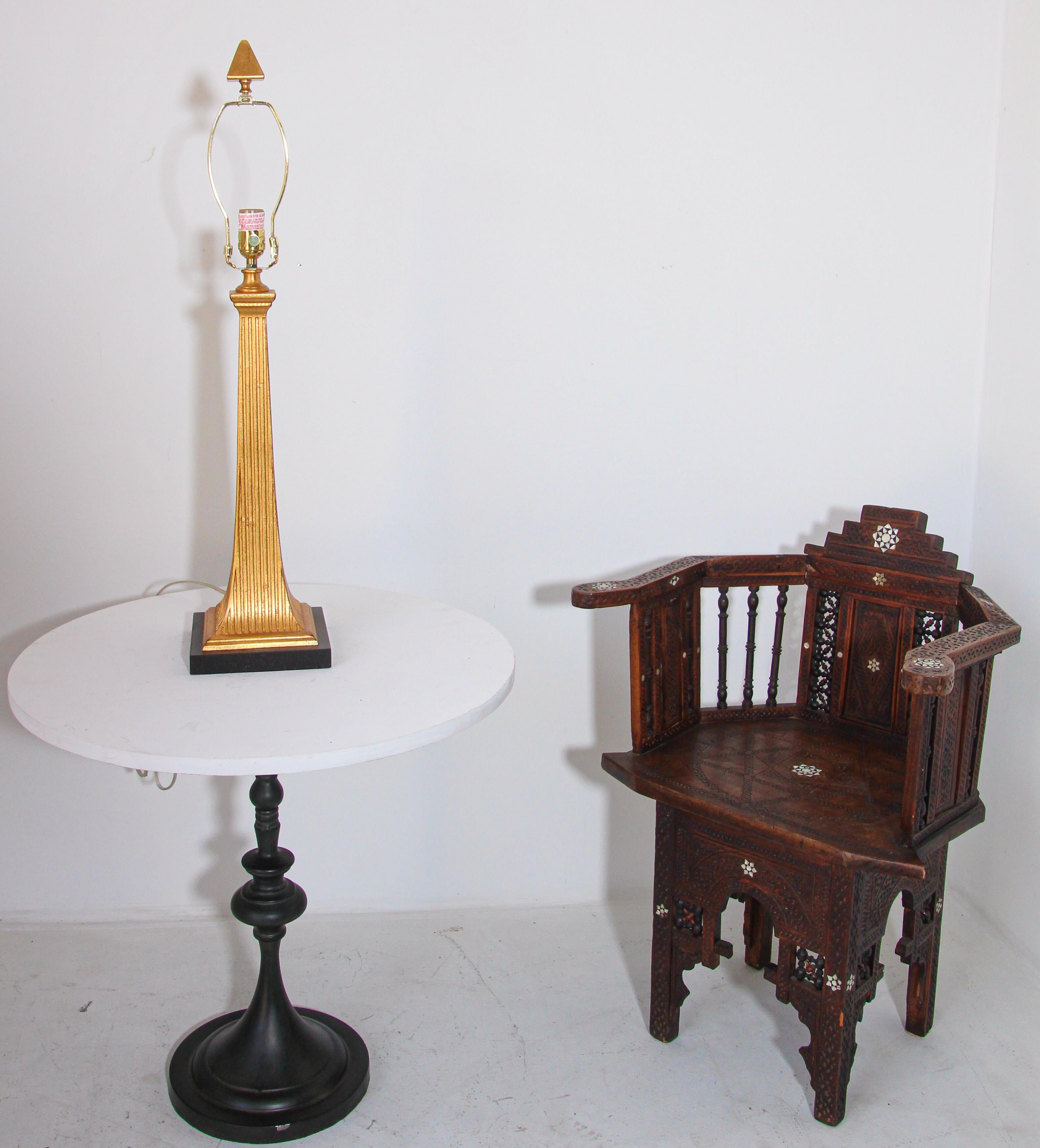 Vintage Currey & Company Gilt Wood Table Lamp on Marble Stand For Sale 6