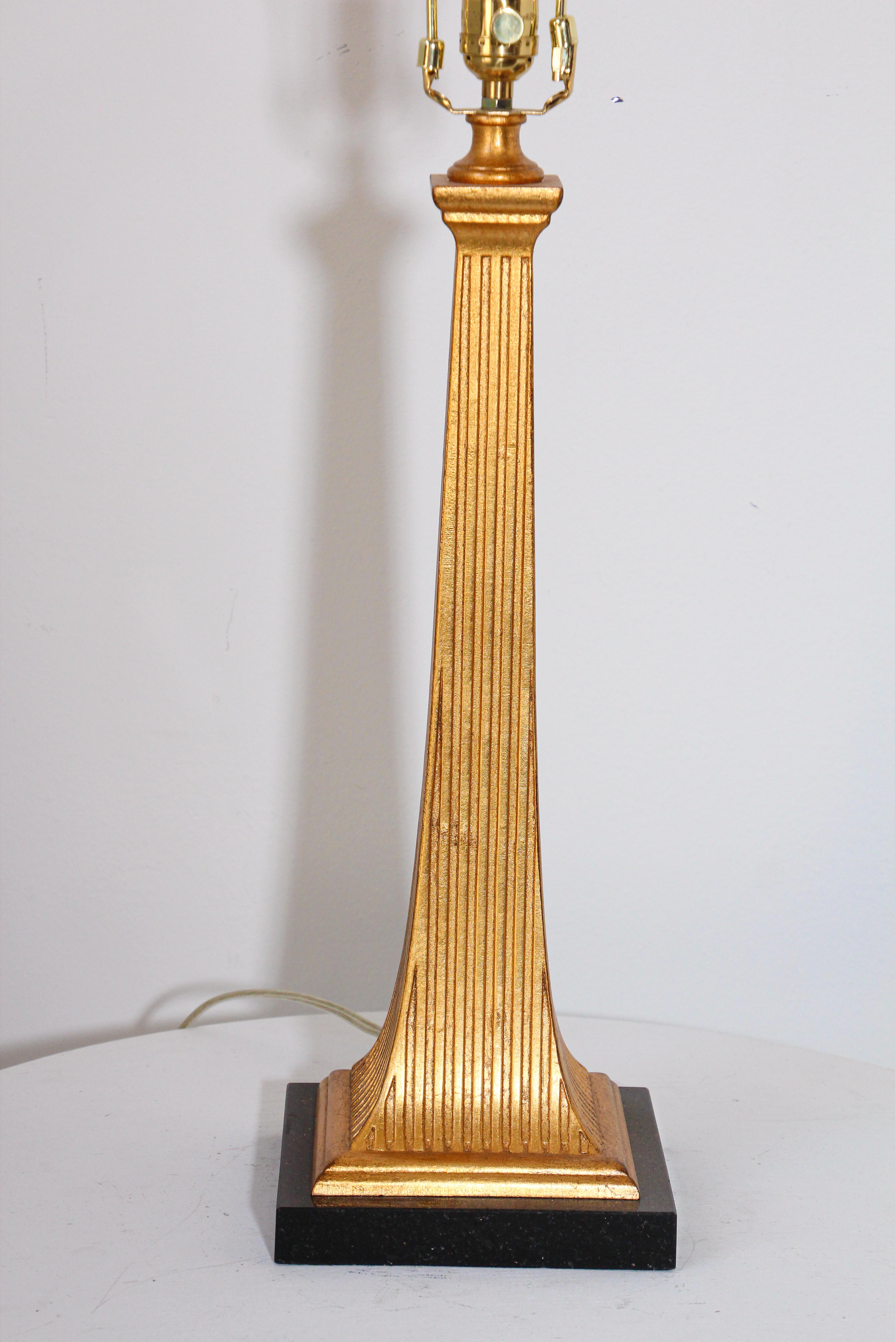 Postmoderne Lampe de bureau vintage en bois doré Currey & Company sur socle en marbre en vente
