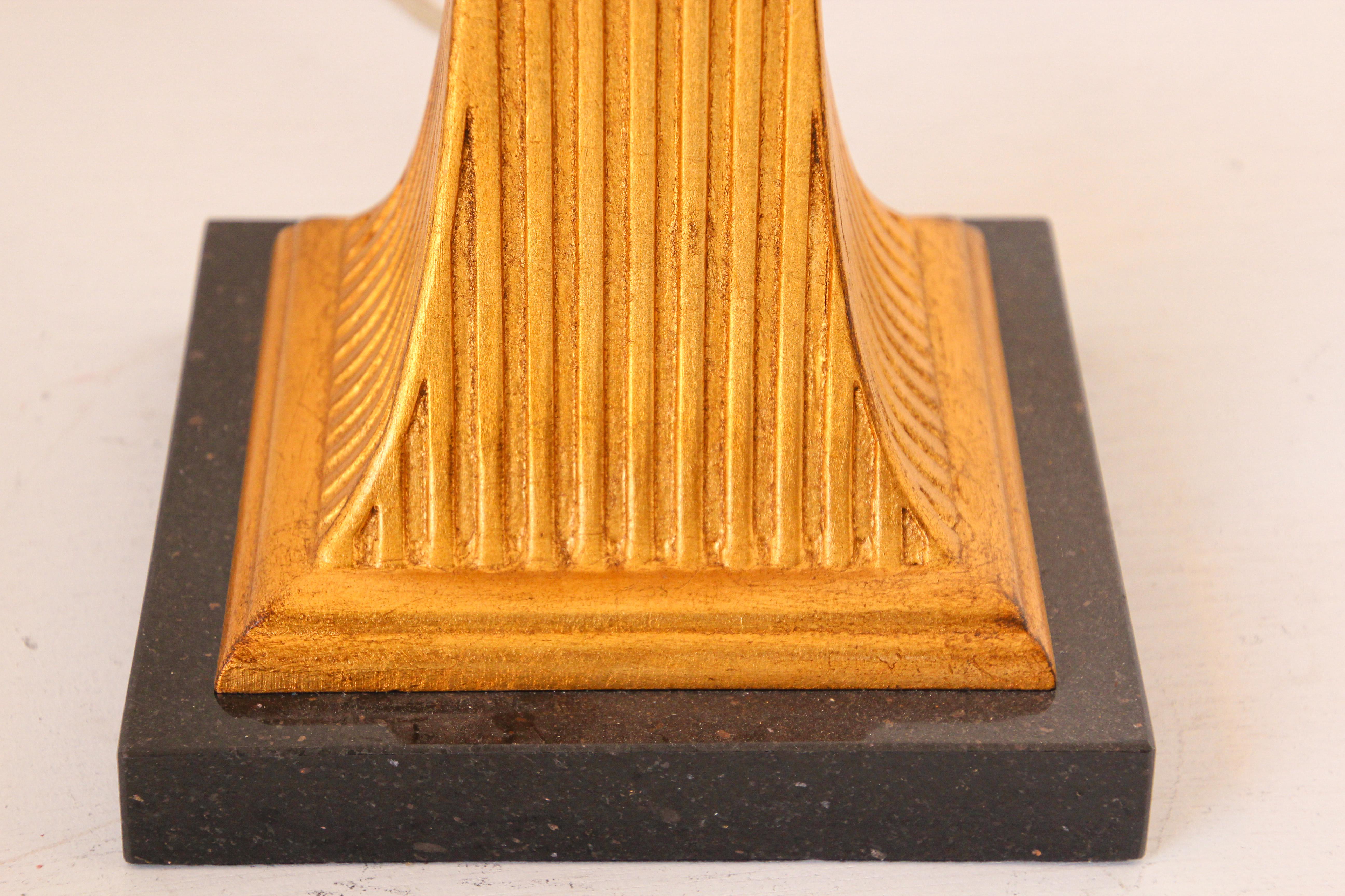 Américain Lampe de bureau vintage en bois doré Currey & Company sur socle en marbre en vente