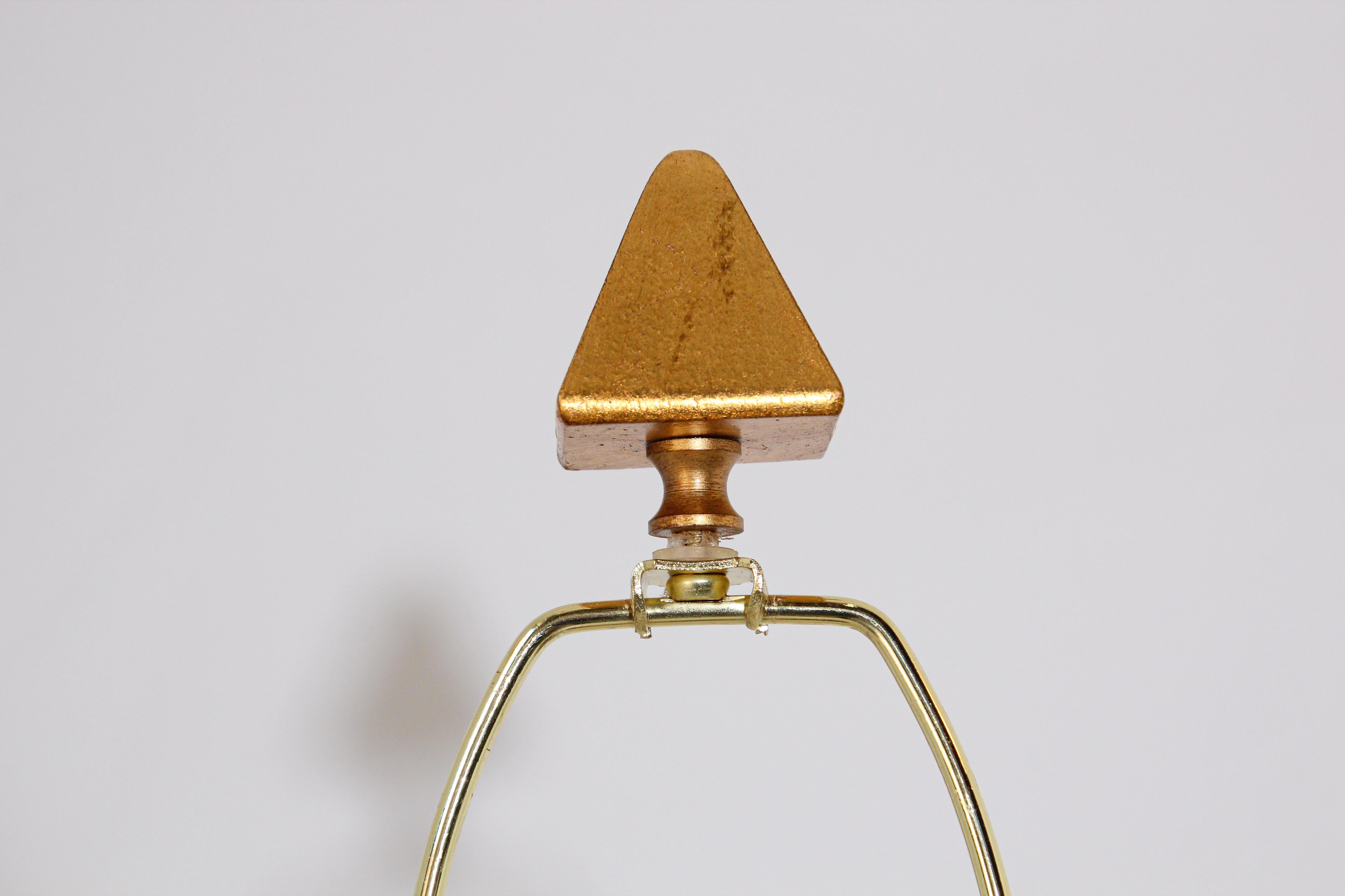 Doré Lampe de bureau vintage en bois doré Currey & Company sur socle en marbre en vente
