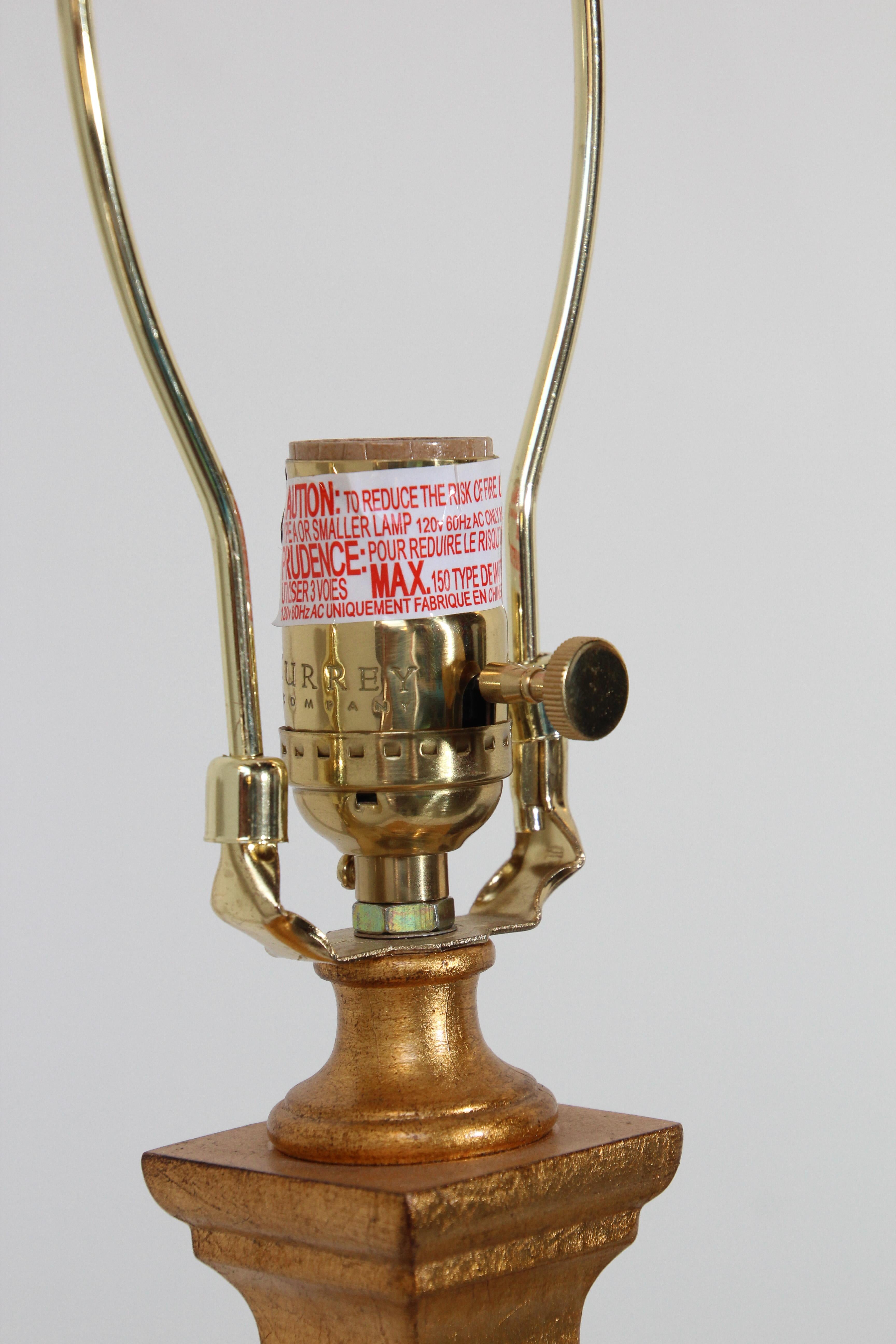20ième siècle Lampe de bureau vintage en bois doré Currey & Company sur socle en marbre en vente