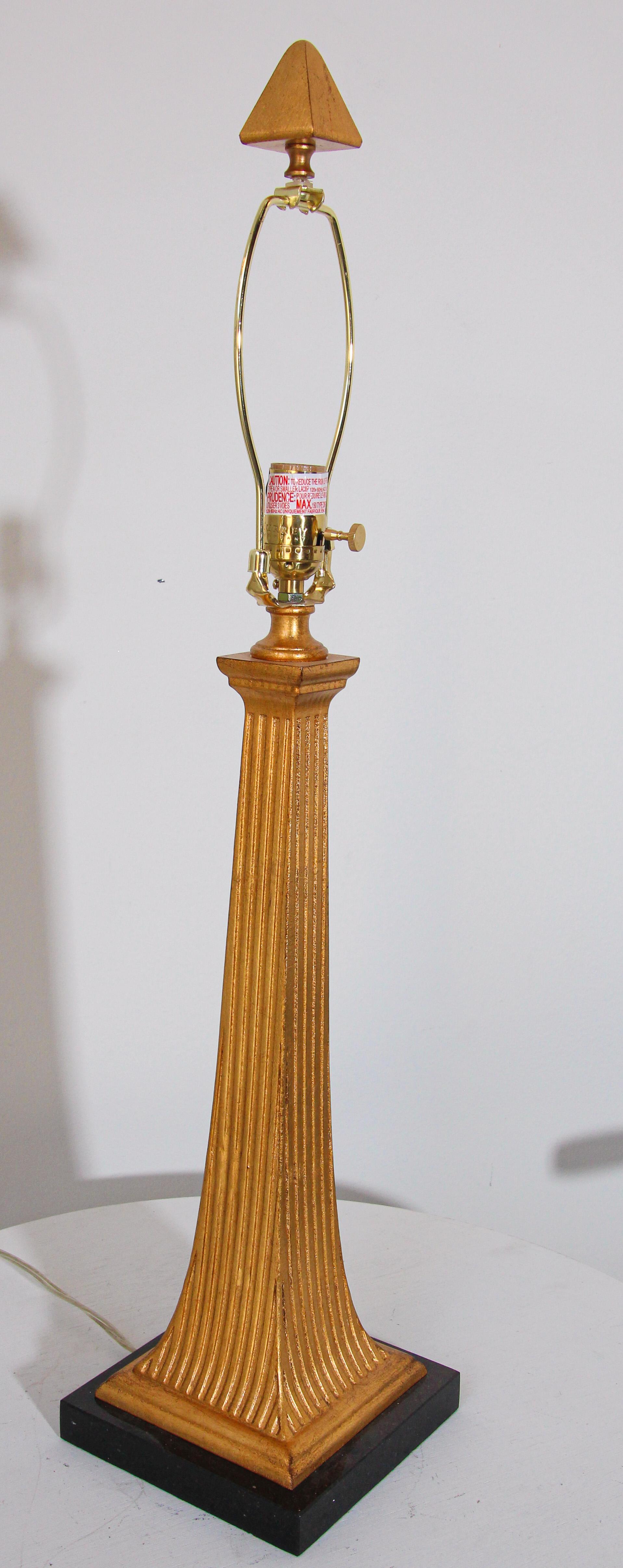 Lampe de bureau vintage en bois doré Currey & Company sur socle en marbre en vente 1