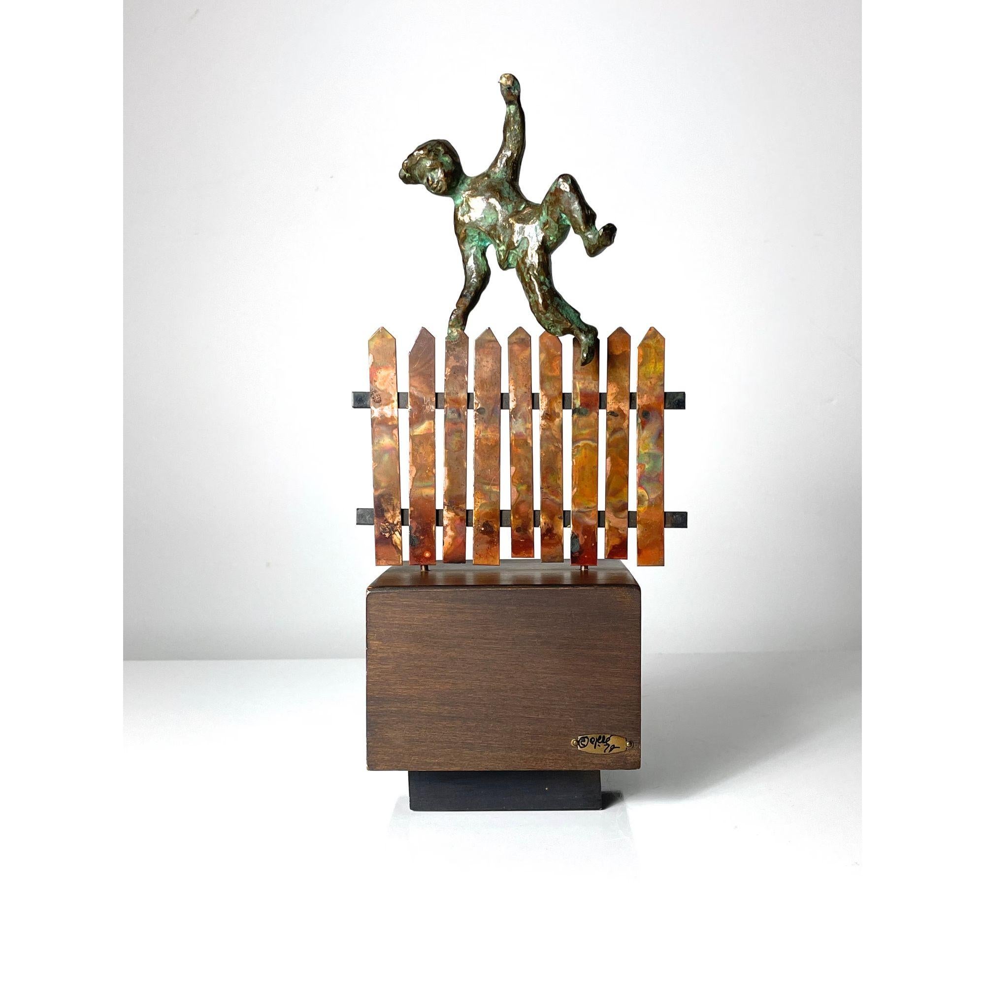 Rara scultura Mid Century Modern di Curtis Jere del 1972
Un ragazzo di bronzo che scala una staccionata di rame
Montato su una base di legno e firmato con una targhetta di metallo.

Materiali: Bronzo e rame
Dimensioni: 4