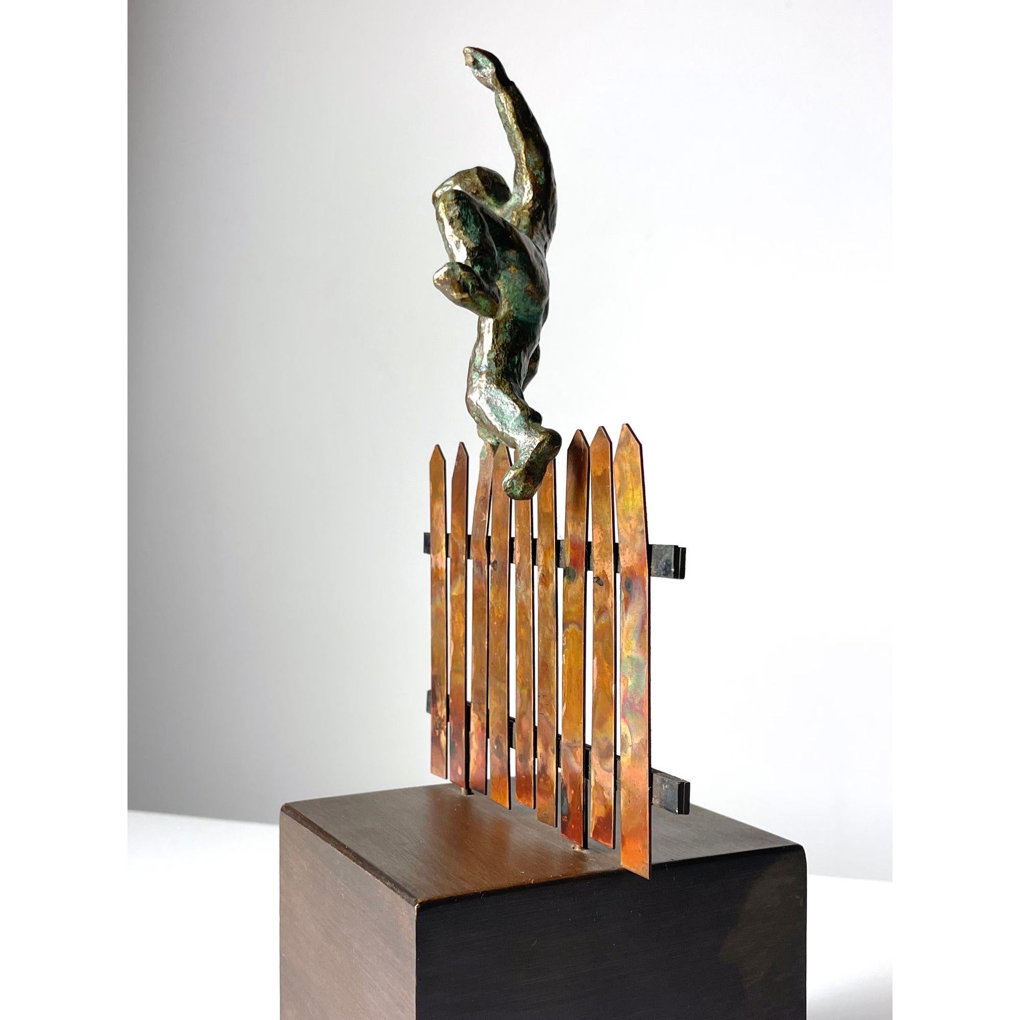 Mid-Century moderno Scultura d'epoca in bronzo di Curtis Jere, Ragazzo su un recinto di rame, firmata 1972 in vendita