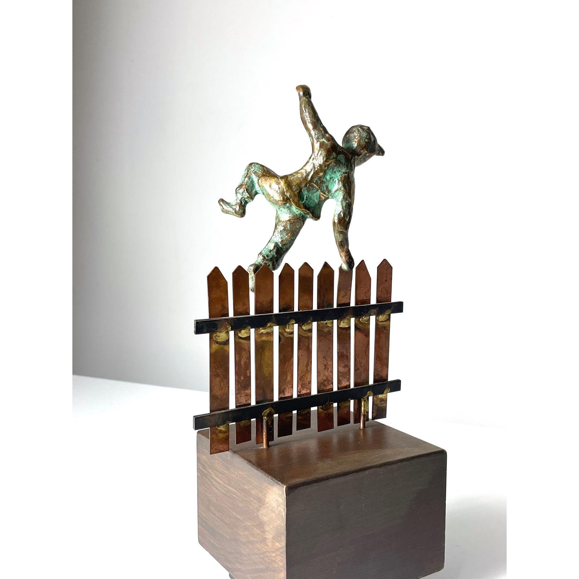 Americano Scultura d'epoca in bronzo di Curtis Jere, Ragazzo su un recinto di rame, firmata 1972 in vendita