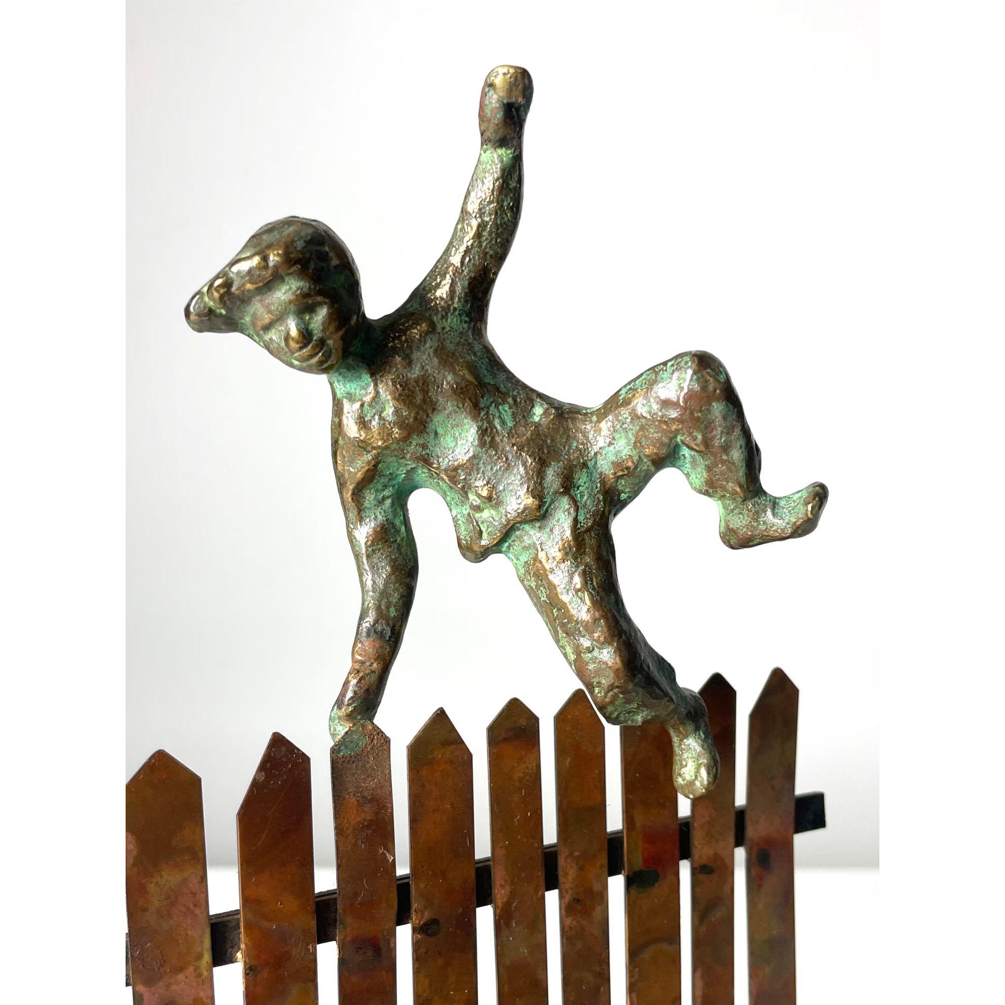 Scultura d'epoca in bronzo di Curtis Jere, Ragazzo su un recinto di rame, firmata 1972 In condizioni buone in vendita a Troy, MI