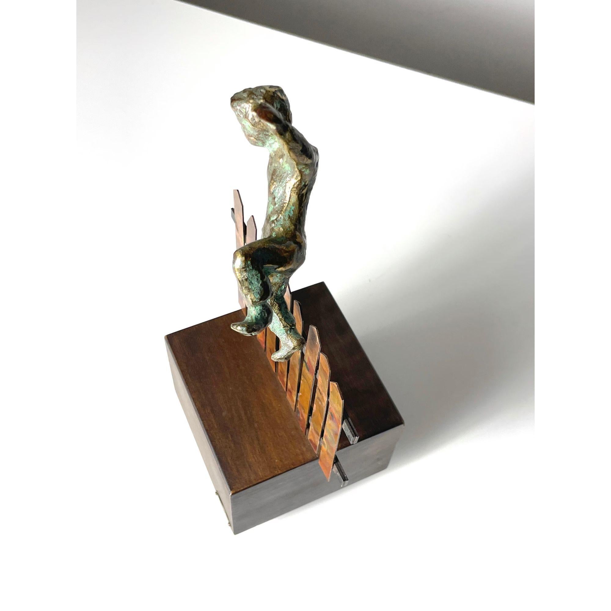 XX secolo Scultura d'epoca in bronzo di Curtis Jere, Ragazzo su un recinto di rame, firmata 1972 in vendita